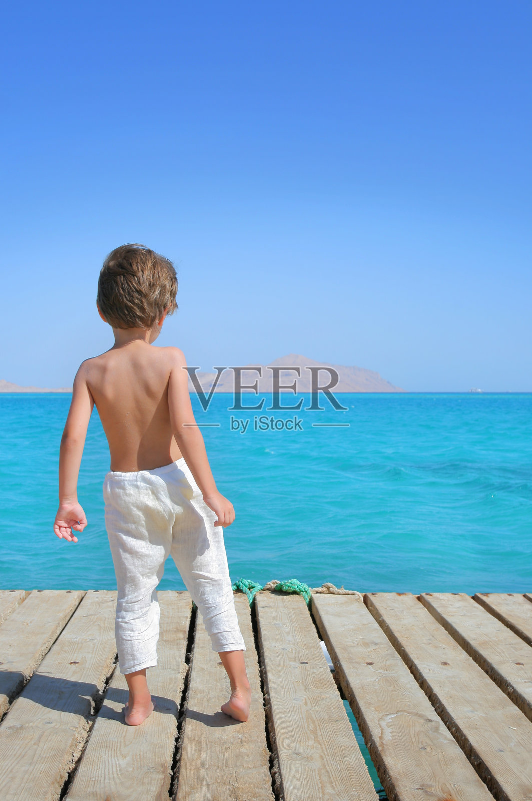 穿蓝衣服的男孩照片摄影图片