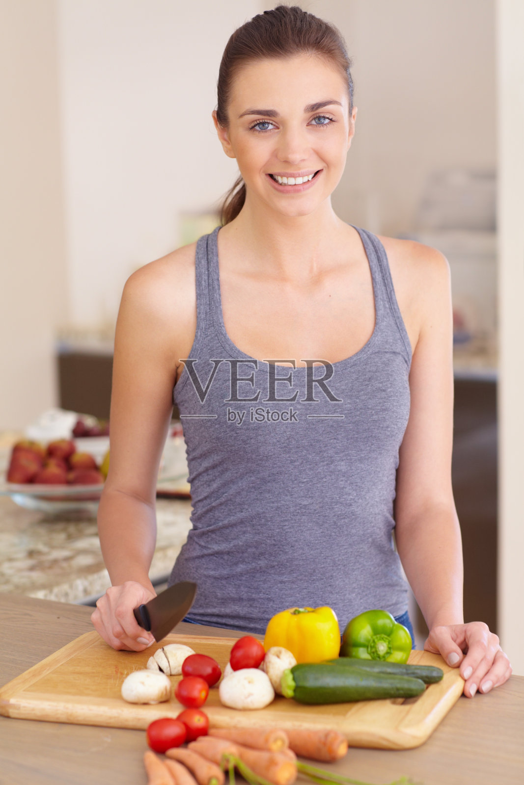 她喜欢食物，喜欢烹饪照片摄影图片