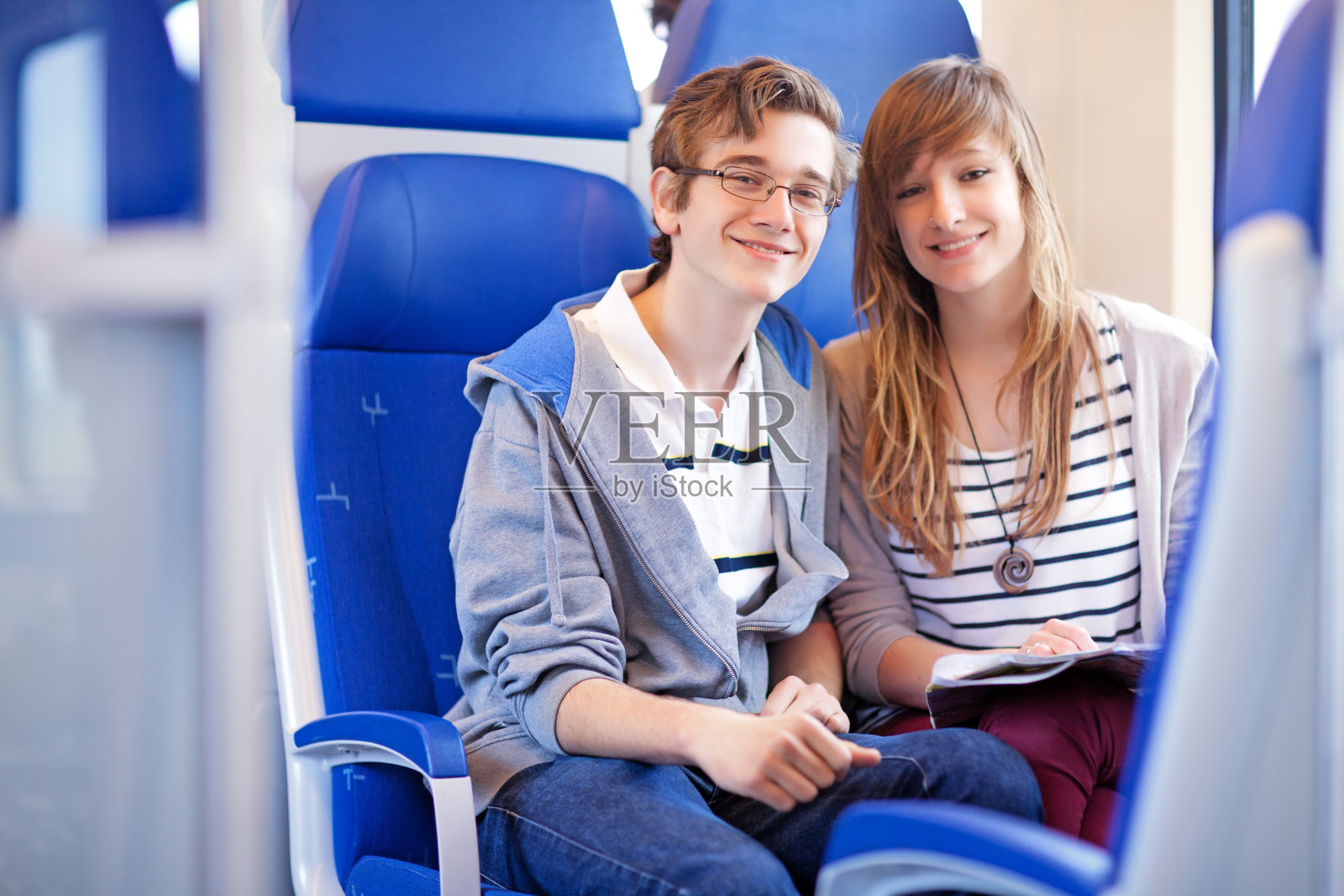 乘火车旅行的年轻人照片摄影图片