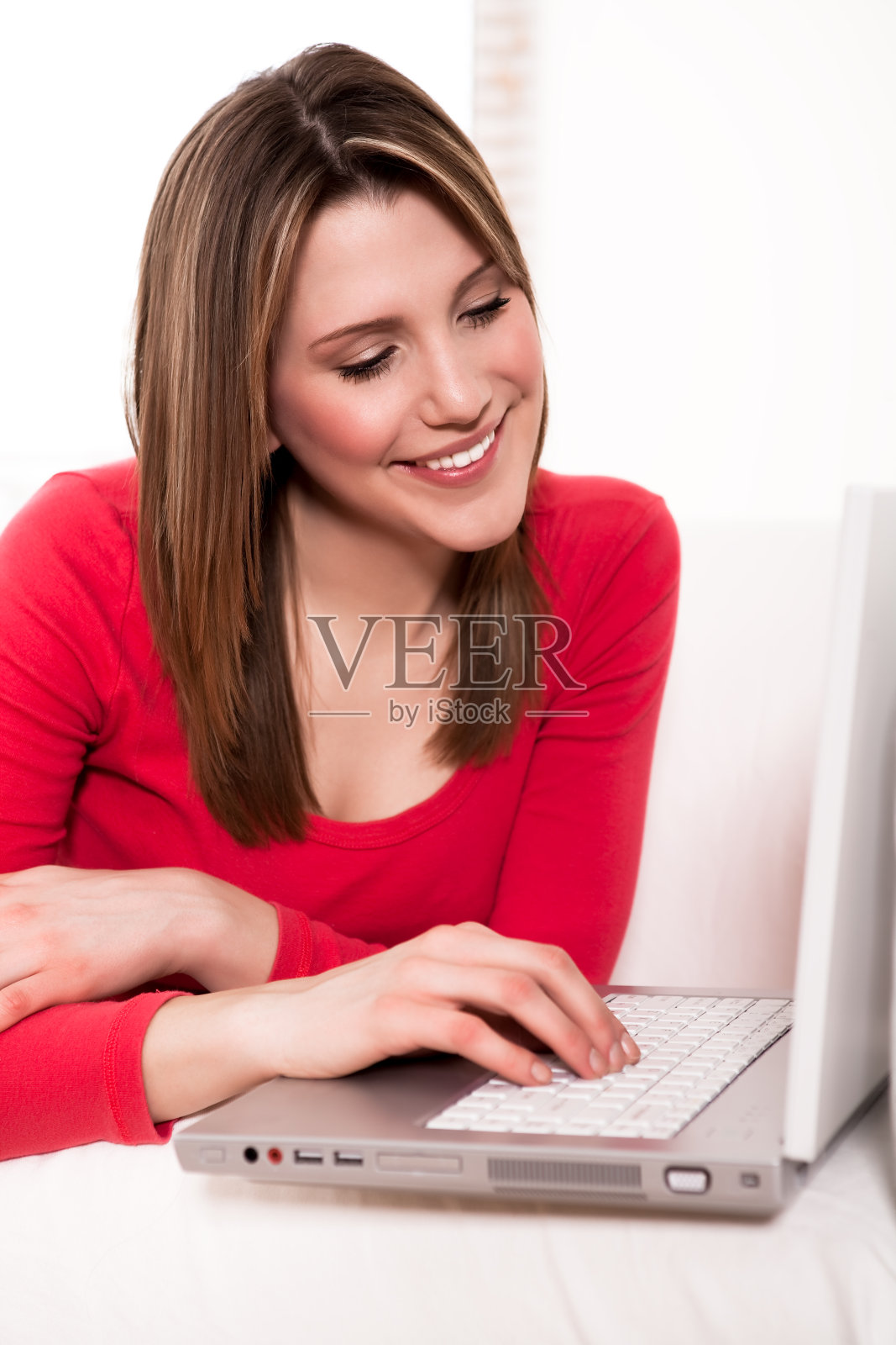 微笑的女性在家里使用笔记本电脑照片摄影图片