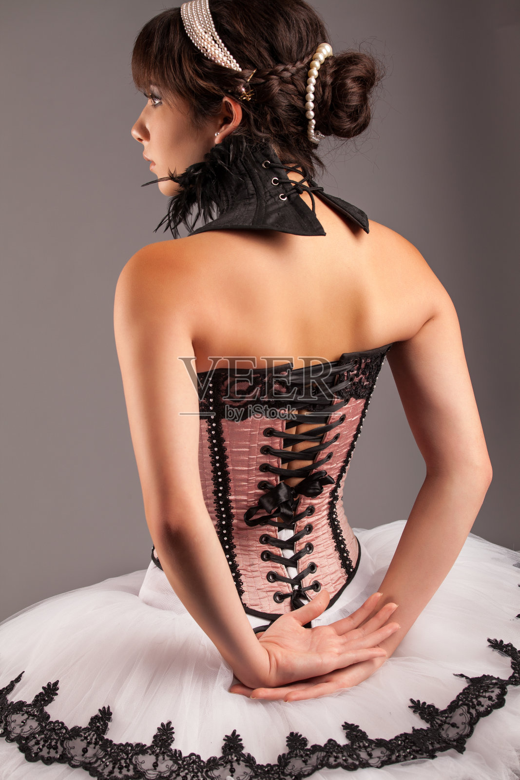 年轻的芭蕾舞女演员看向别处。照片摄影图片