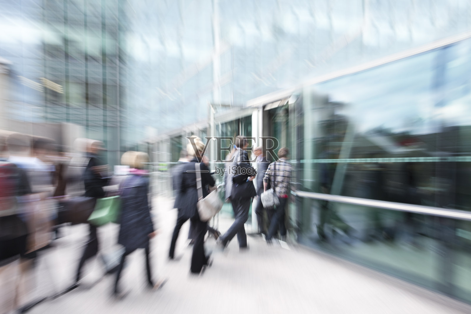 模糊的商业人士行走在金融区照片摄影图片