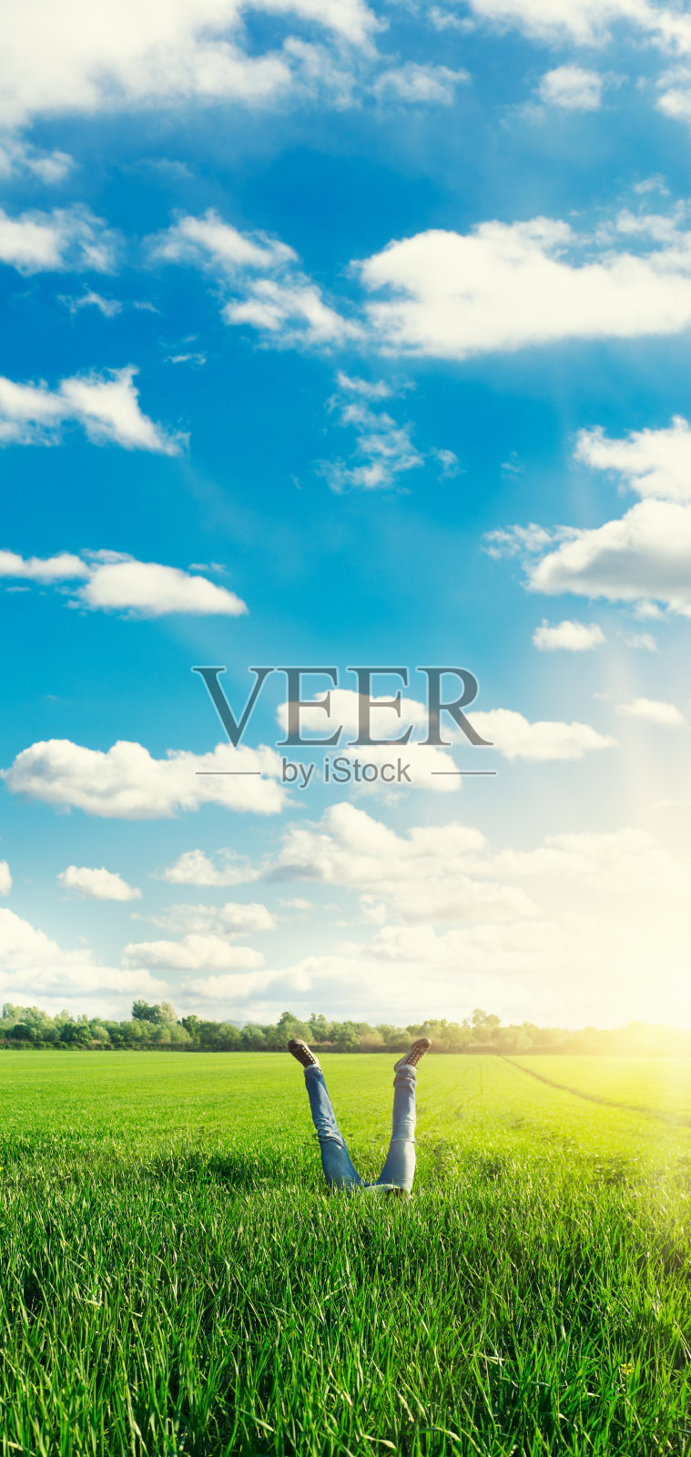 在春天的土地上放松-自由的概念照片摄影图片