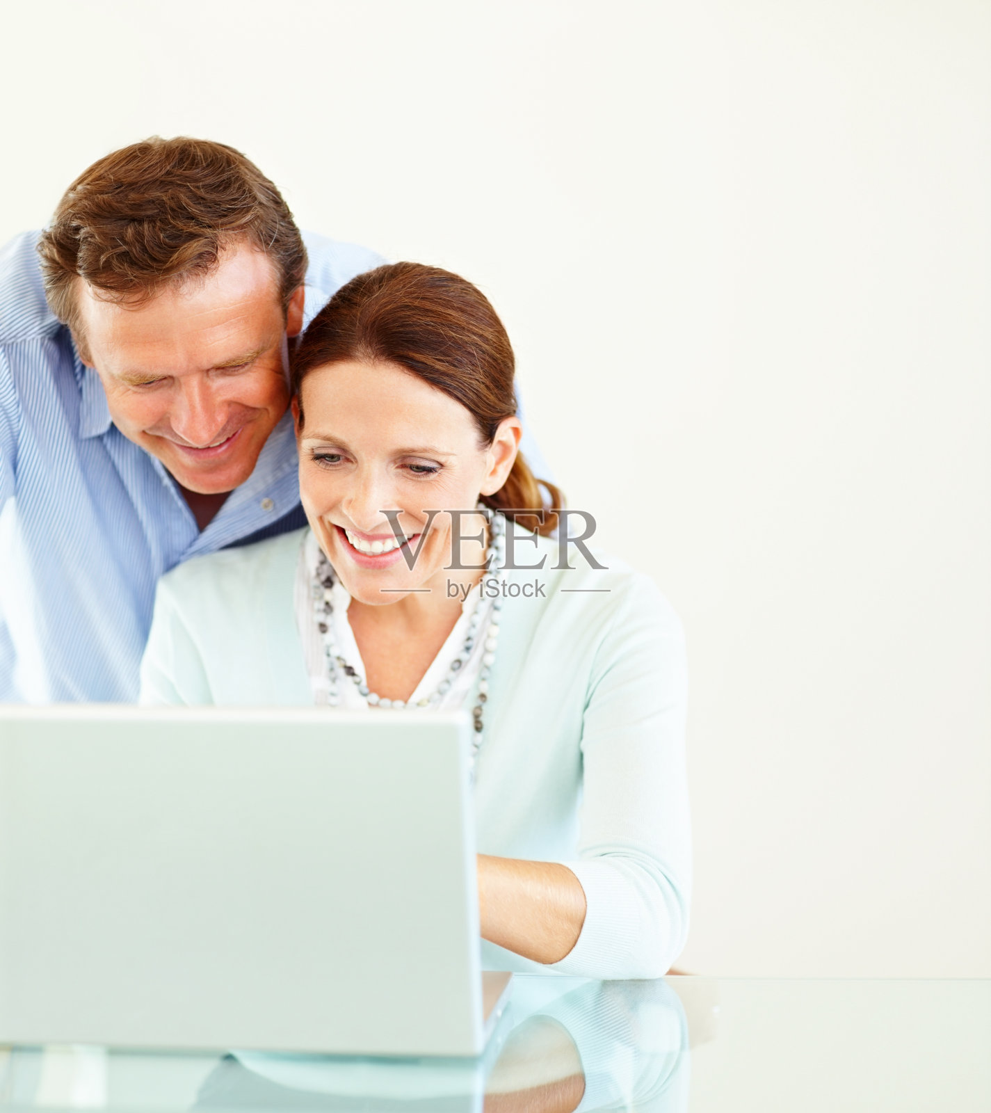 微笑的成熟夫妇使用笔记本电脑照片摄影图片