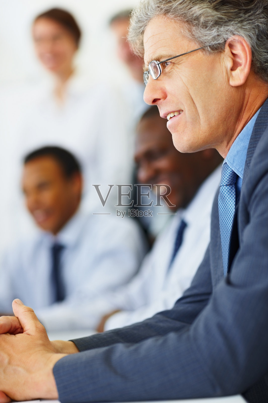 一个商人在会议中微笑的特写照片摄影图片