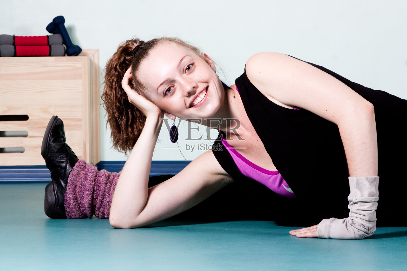 女人练习瑜伽照片摄影图片