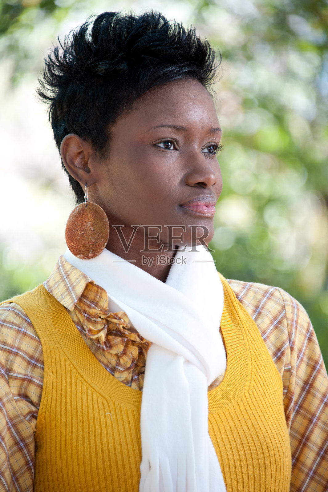 美丽严肃的年轻女人照片摄影图片