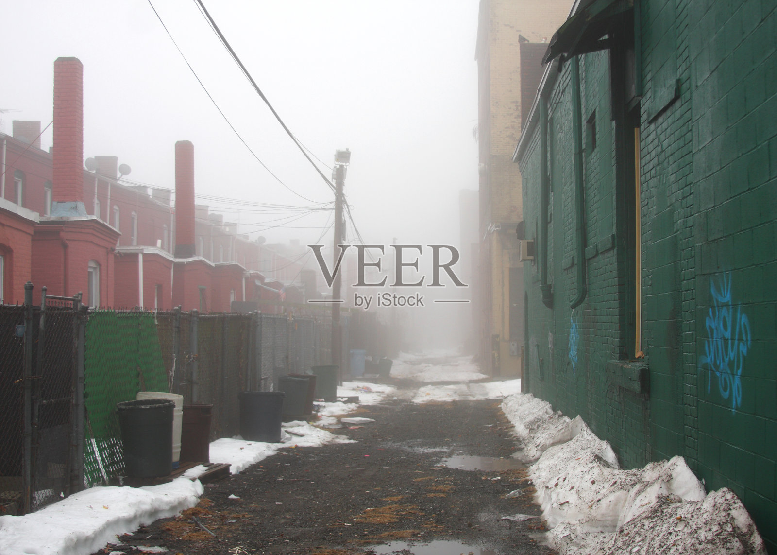 雾蒙蒙的小巷照片摄影图片