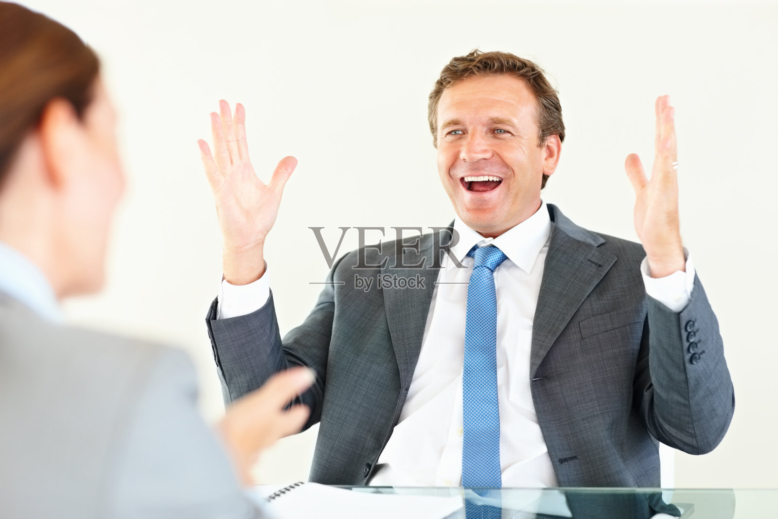 兴奋的商人与同事交谈照片摄影图片