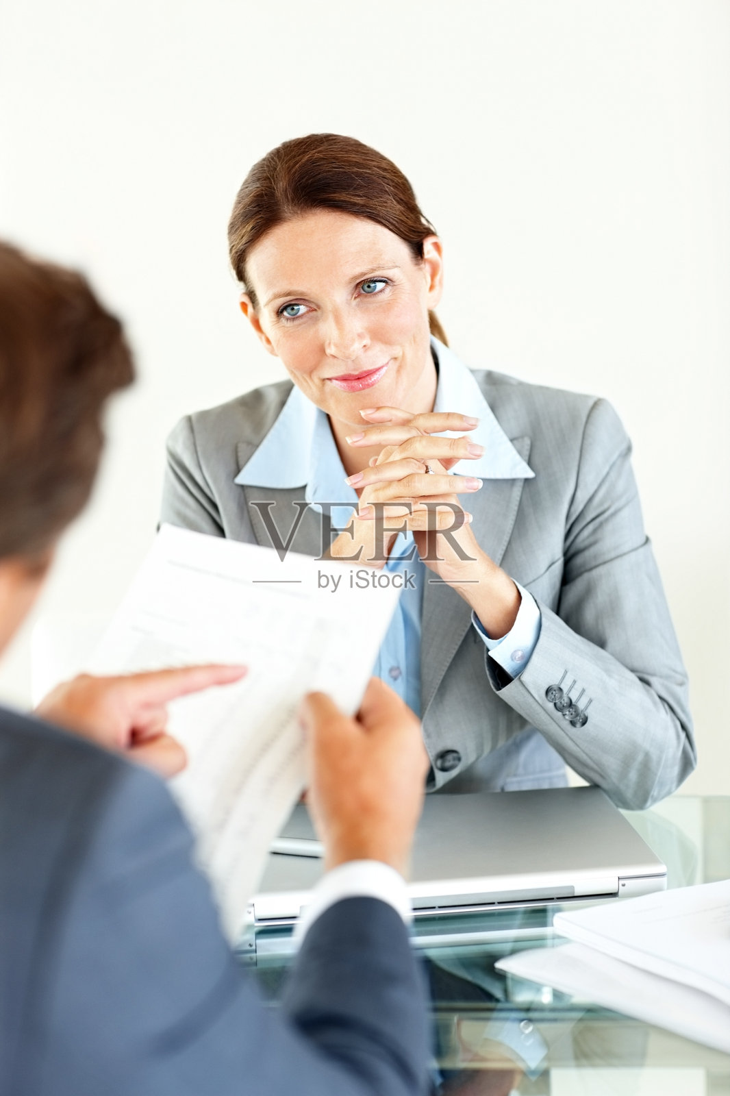 成熟的女商人看着她的同事阅读文件照片摄影图片