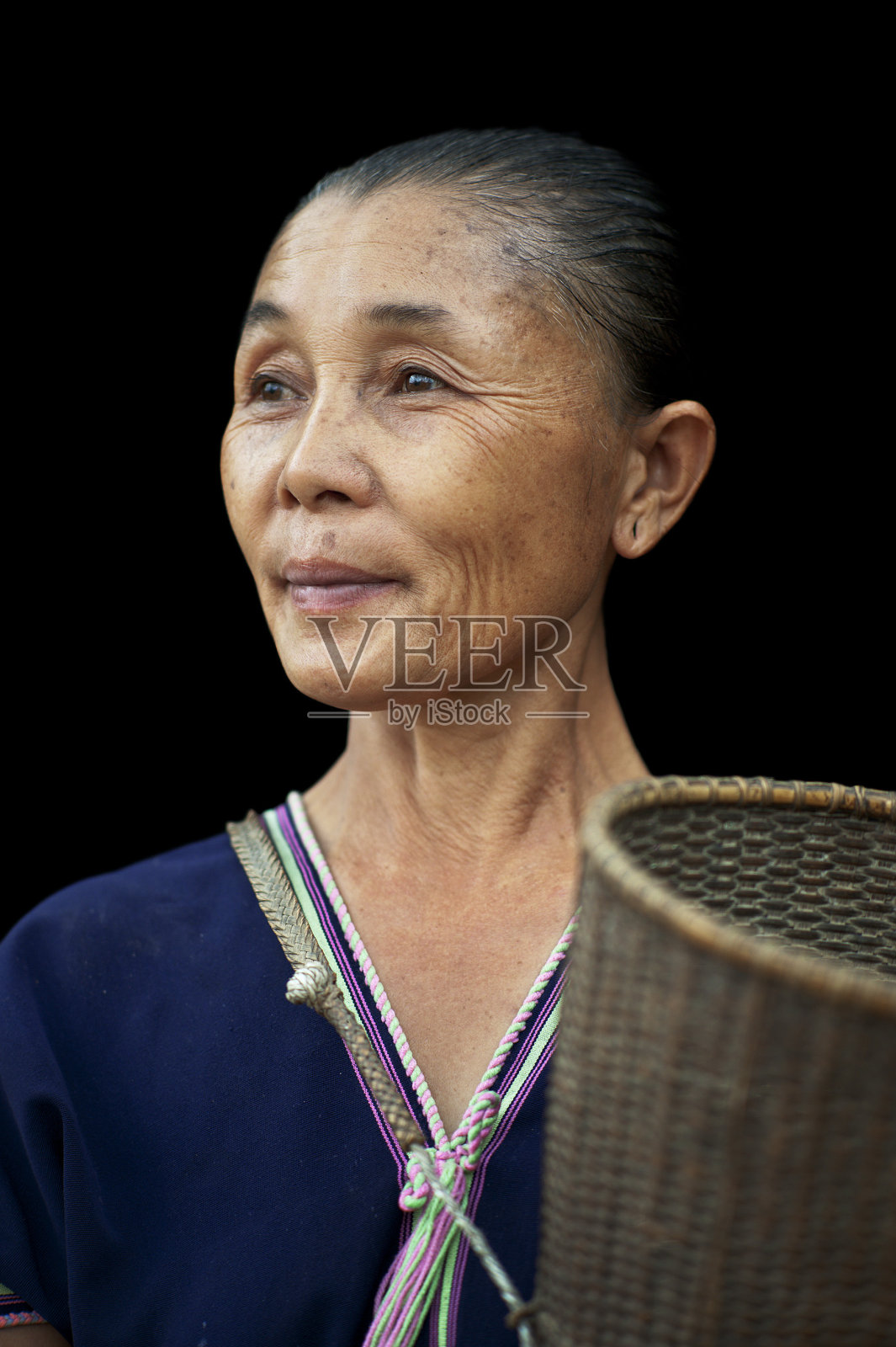 抱篮子的波卡伦女人照片摄影图片