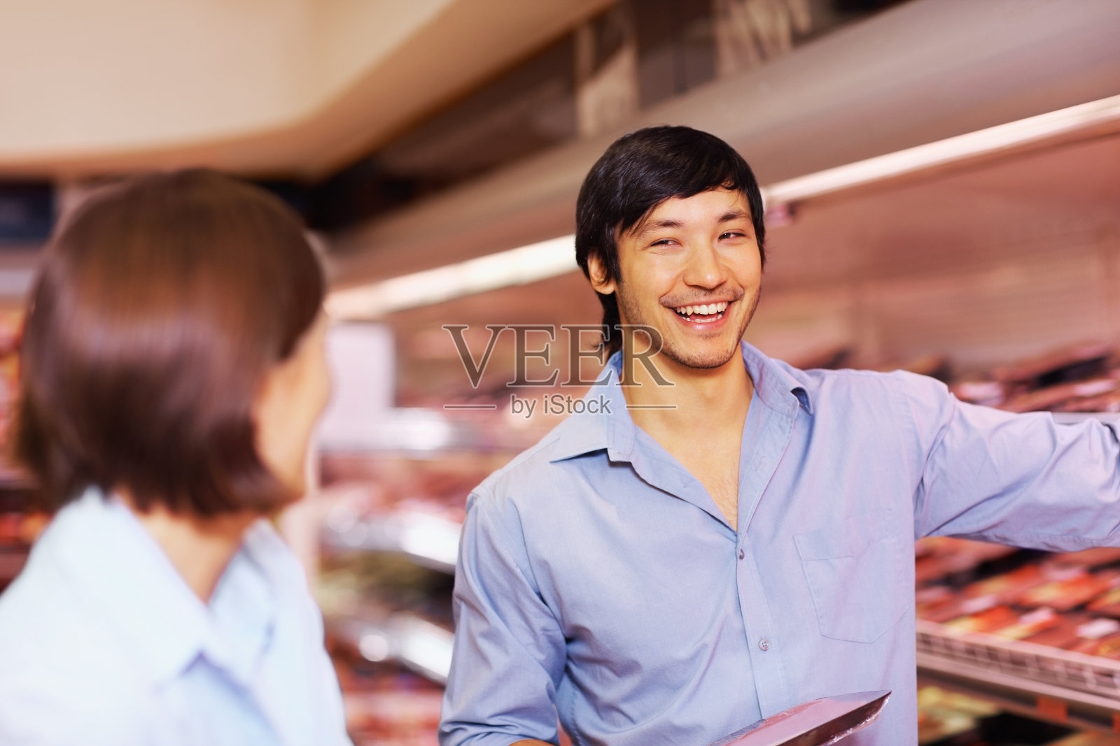 一个快乐的男人和一个女人在超市买东西照片摄影图片