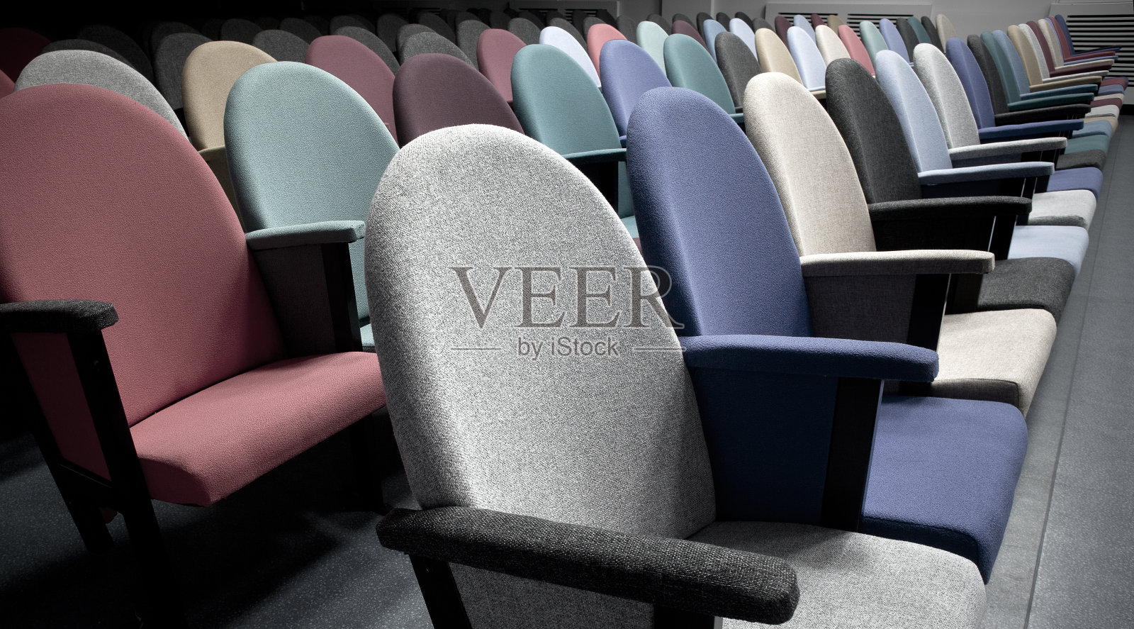 礼堂里的多色座位。照片摄影图片