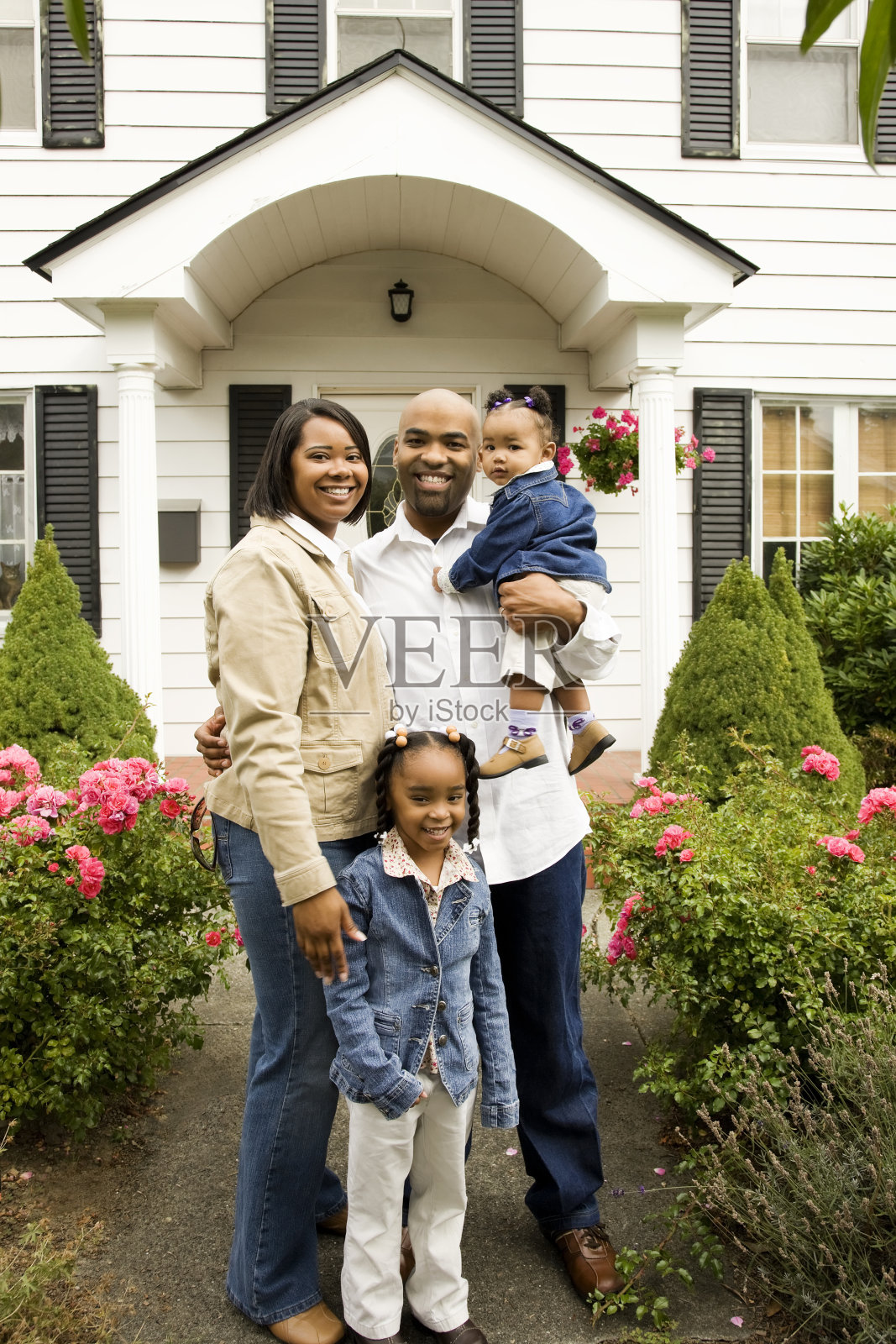 快乐的年轻家庭在家里照片摄影图片