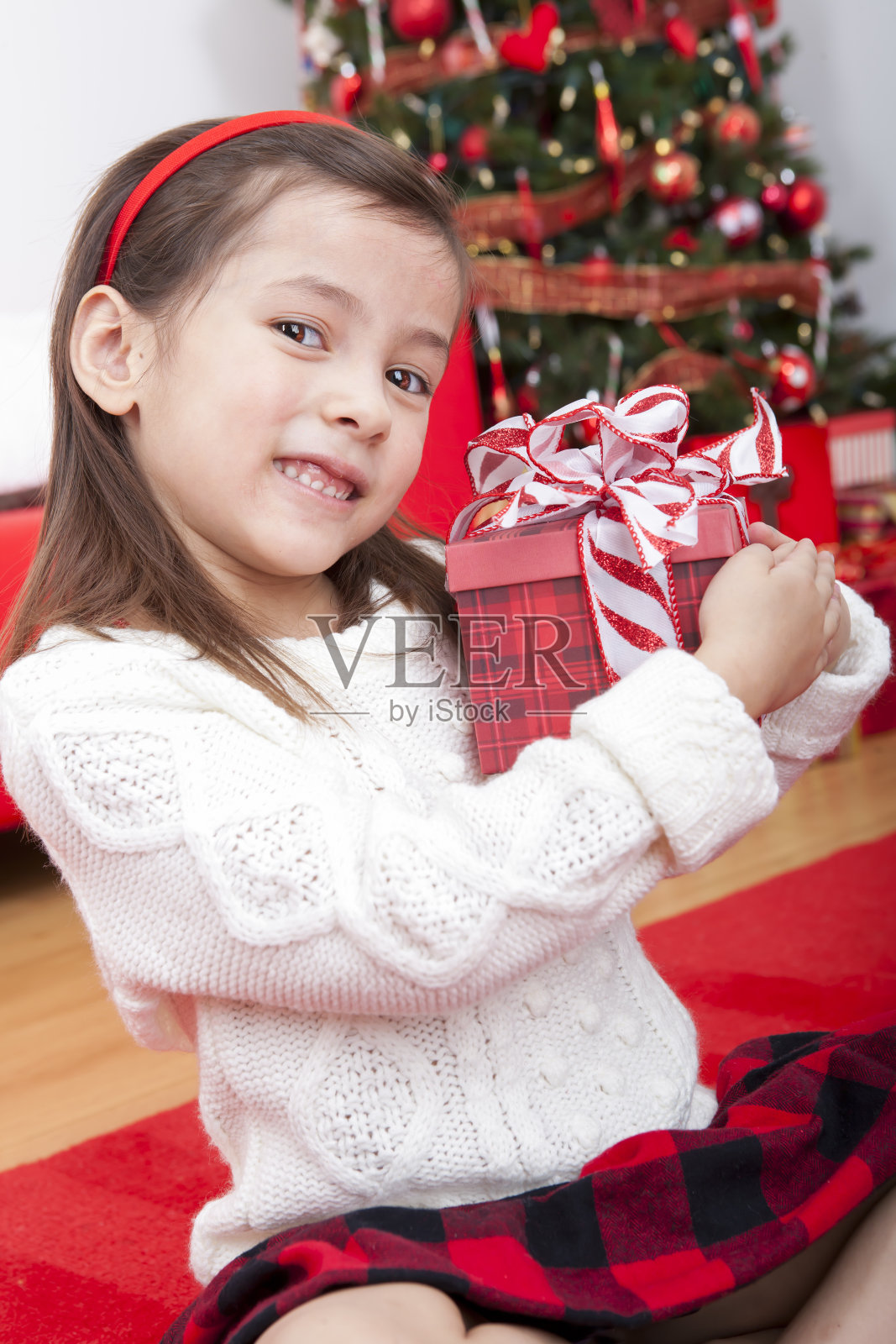 快乐的女孩拿着圣诞礼物照片摄影图片