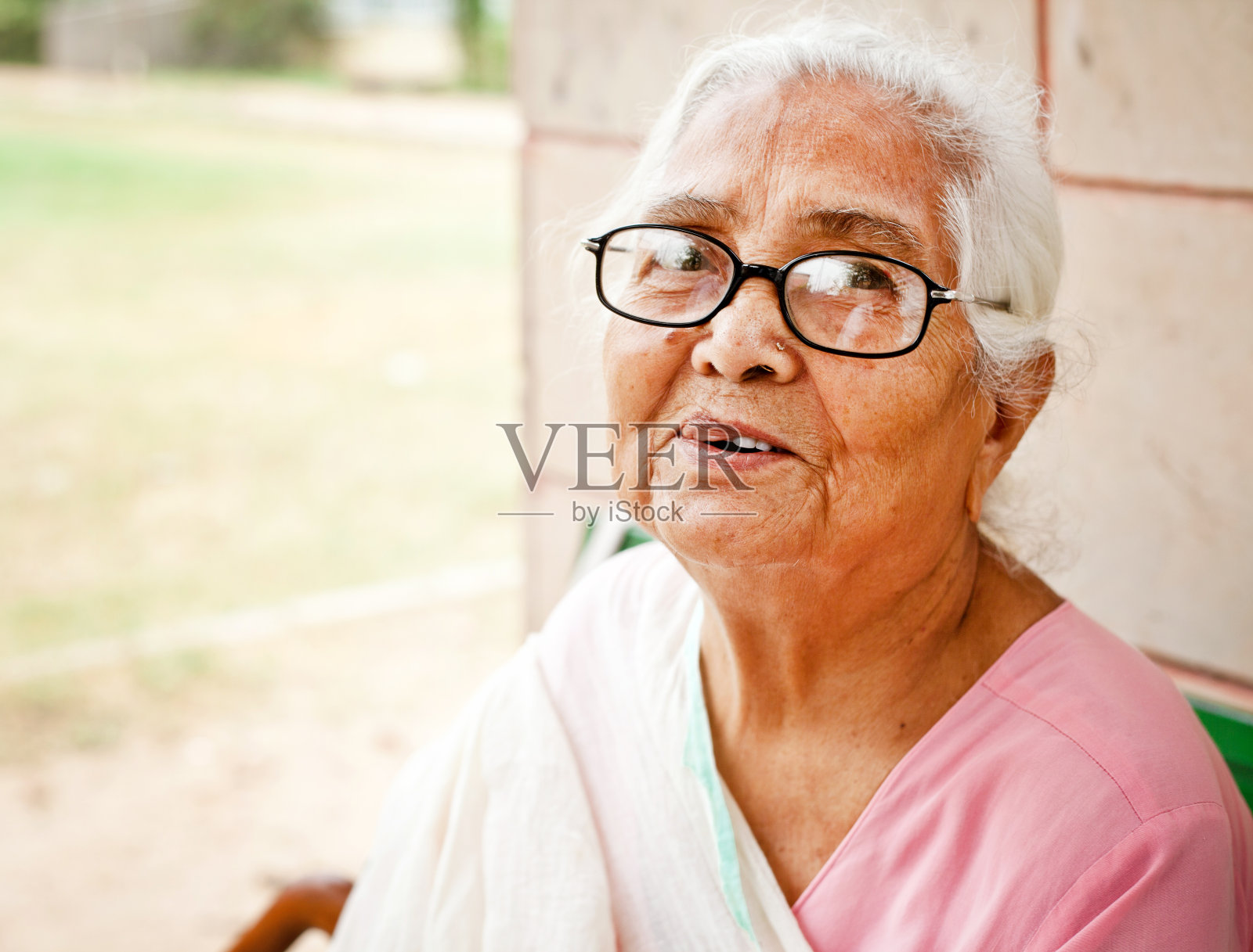 一位兴高采烈的印度老妇人照片摄影图片