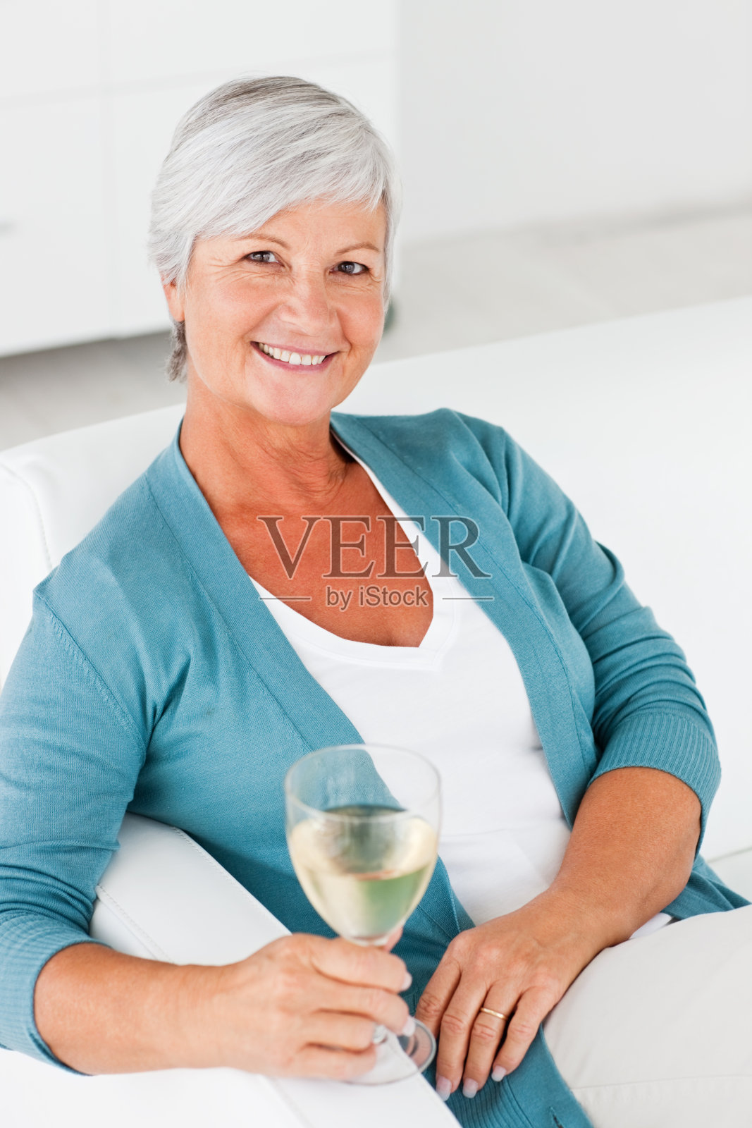 一位资深女士在享用香槟照片摄影图片