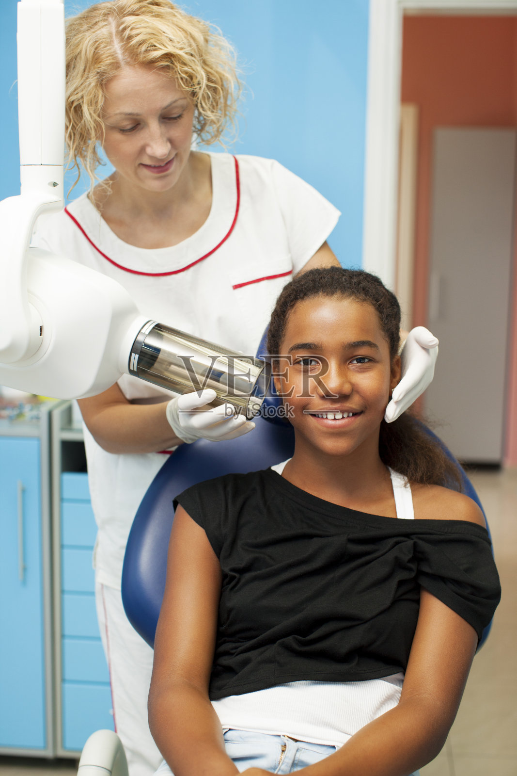 非洲青少年去牙科诊所照片摄影图片