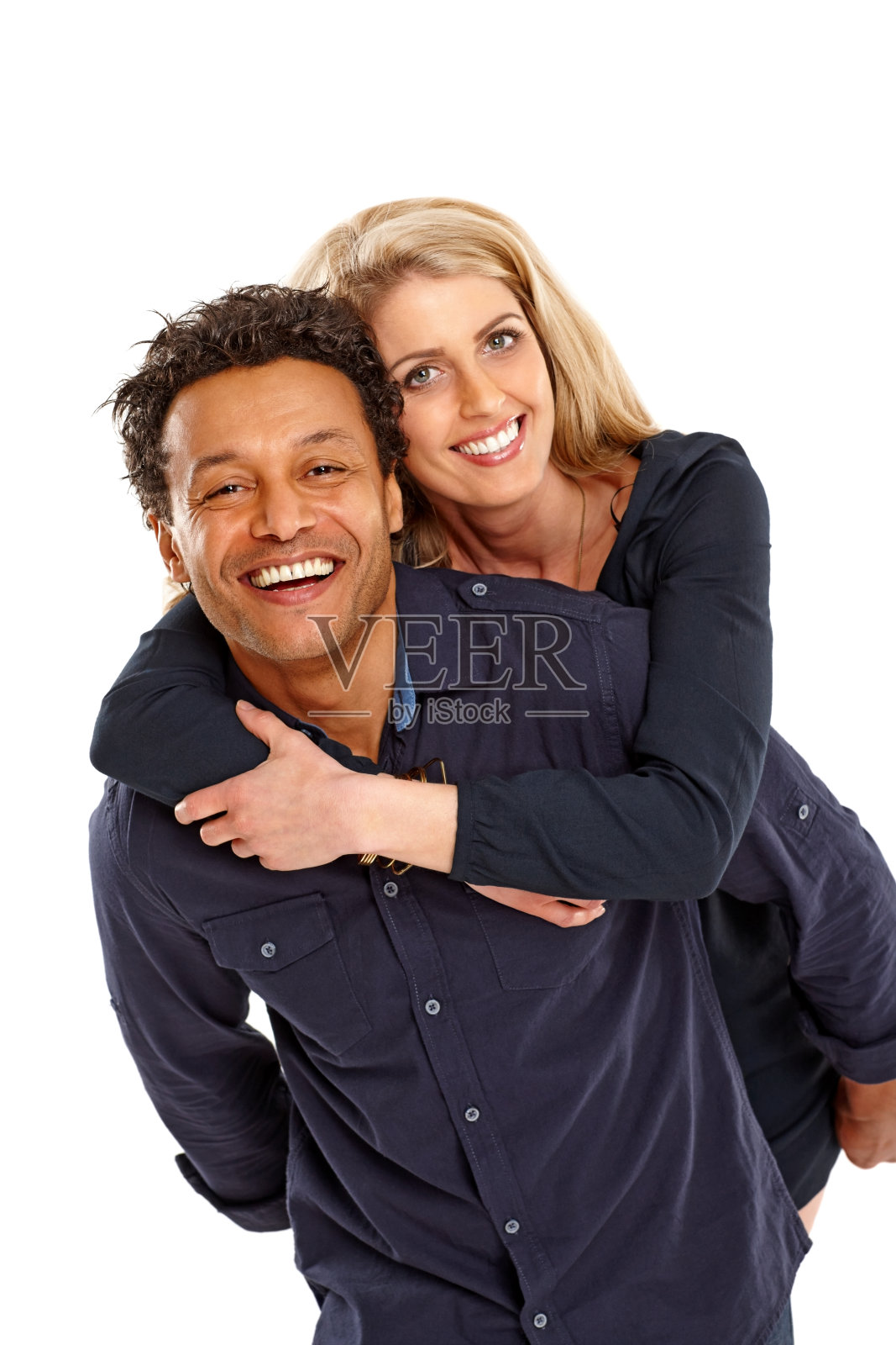 成熟的男人背着他的女朋友照片摄影图片