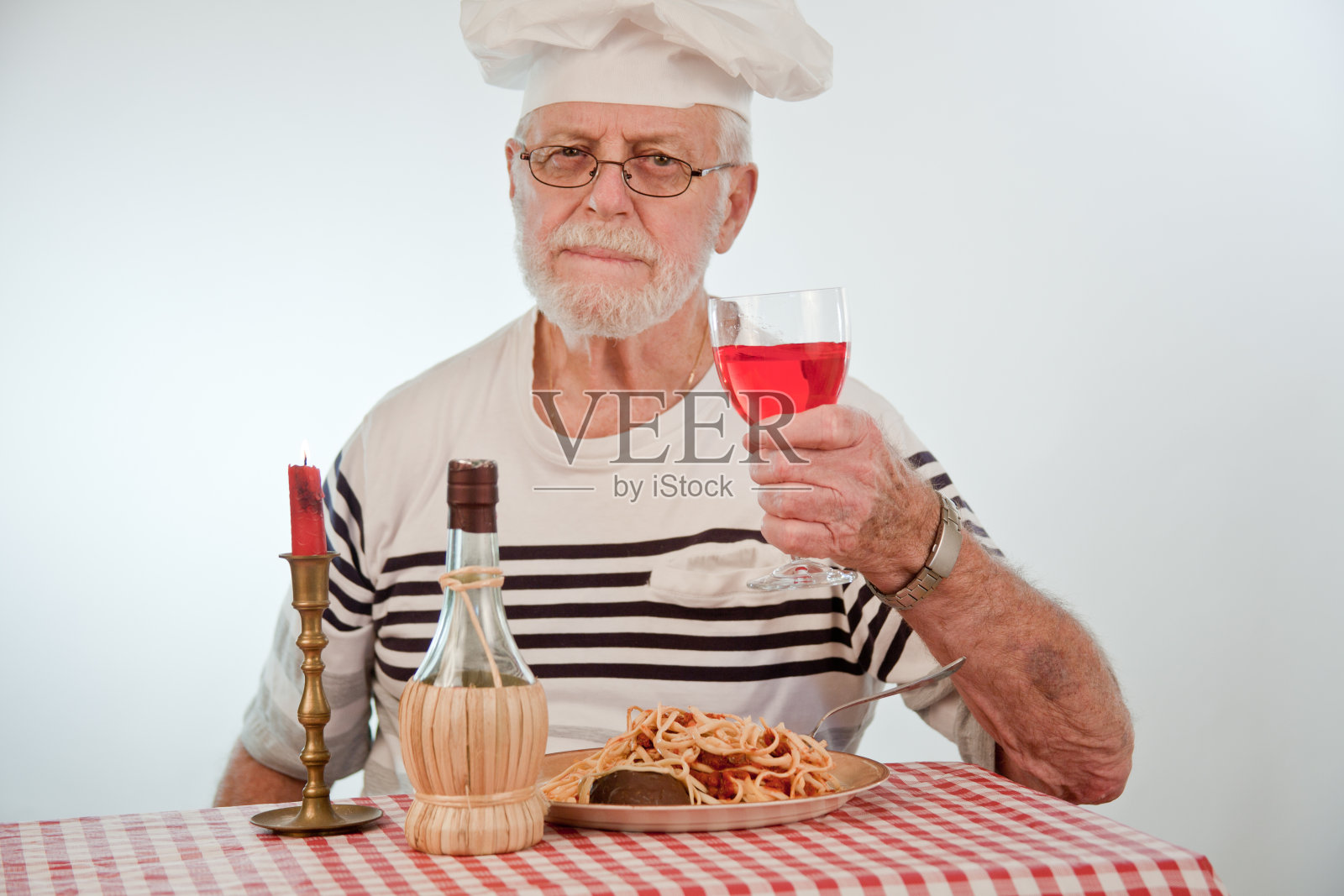 年长男性敬酒照片摄影图片
