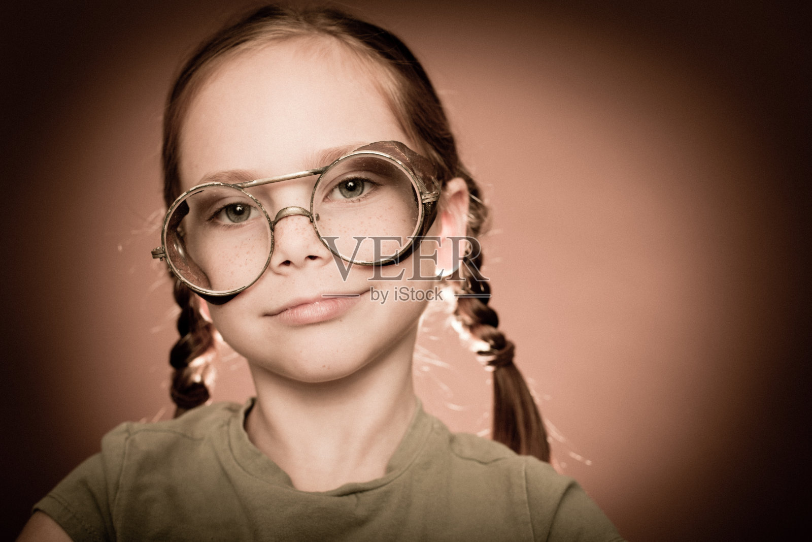 戴着蒸汽朋克眼镜的红发小女孩照片摄影图片