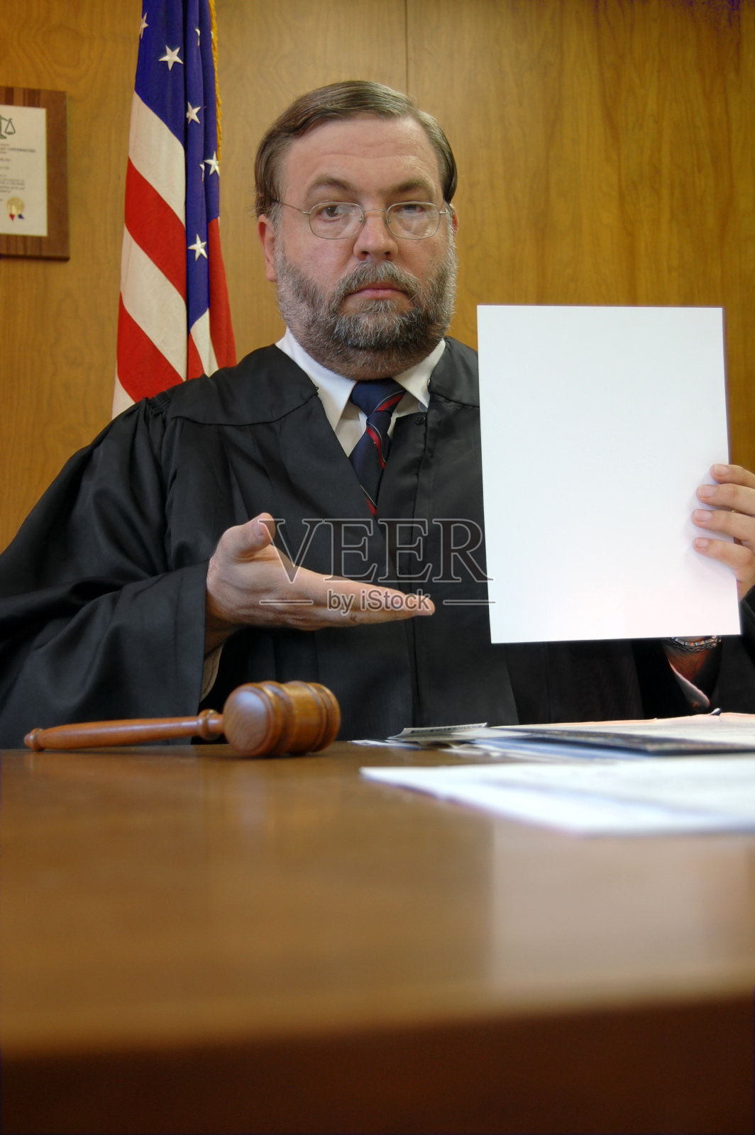 法官出示空白法庭命令照片摄影图片