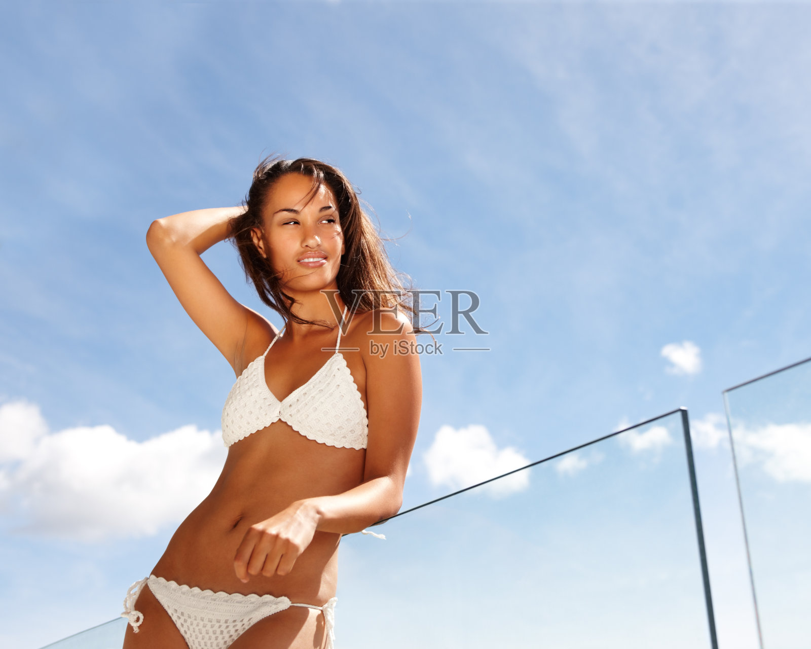 漂亮的年轻女子靠在栏杆上照片摄影图片