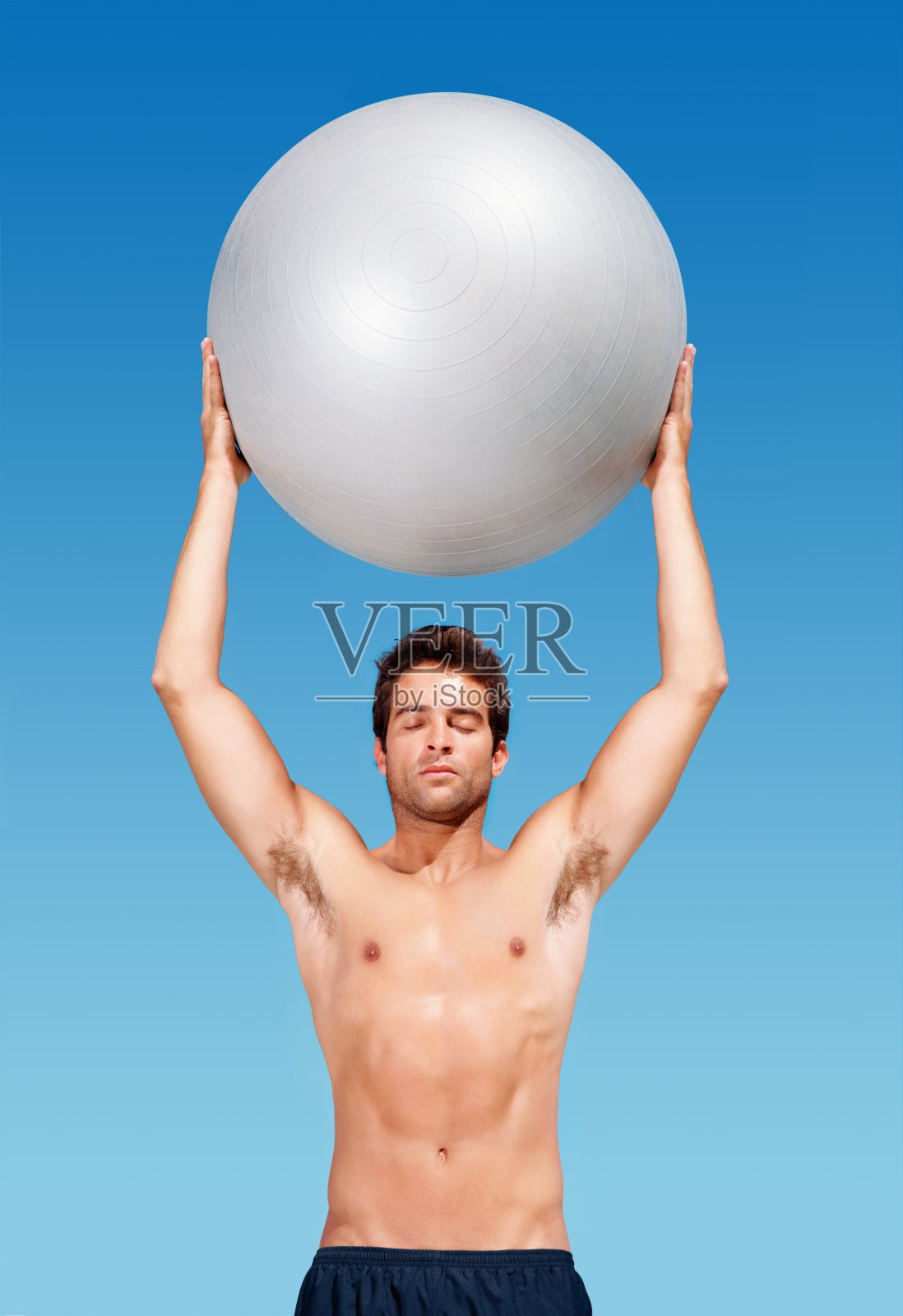 肌肉男拿着健身球照片摄影图片