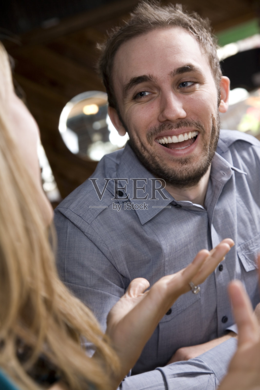 年轻人在晚餐讨论时大笑照片摄影图片