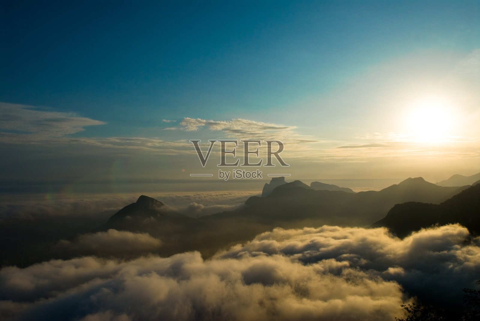 里约热内卢上空的日落(有耀斑)照片摄影图片