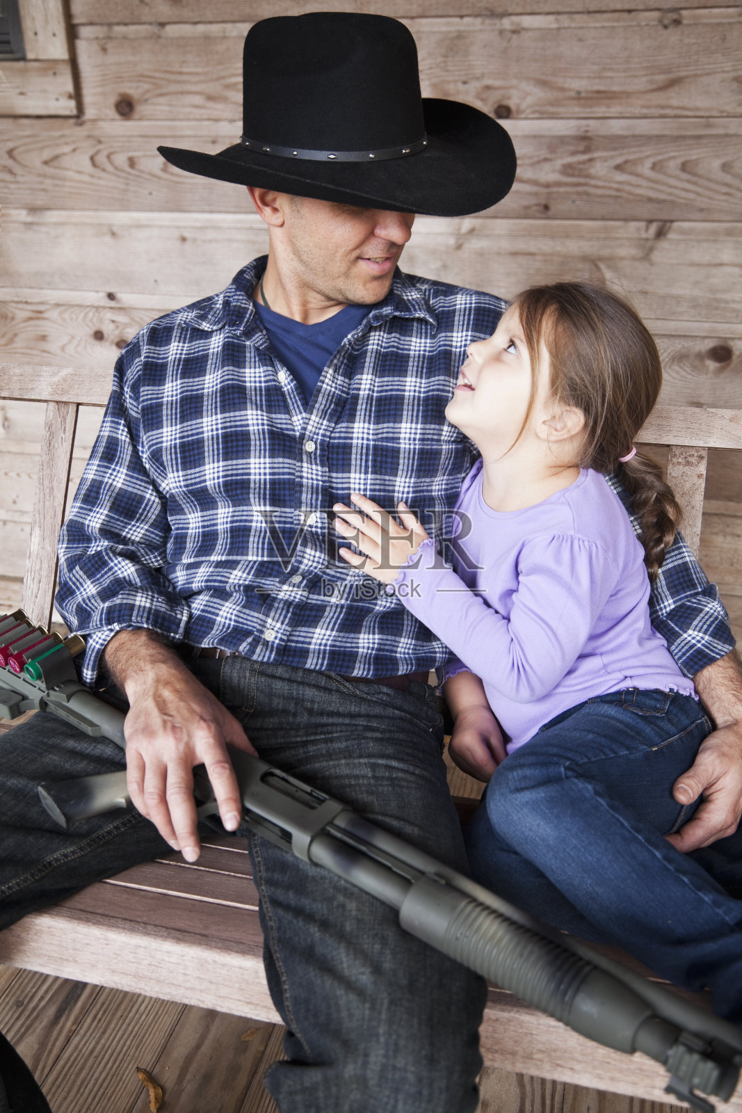 小女孩和爸爸拿着猎枪照片摄影图片