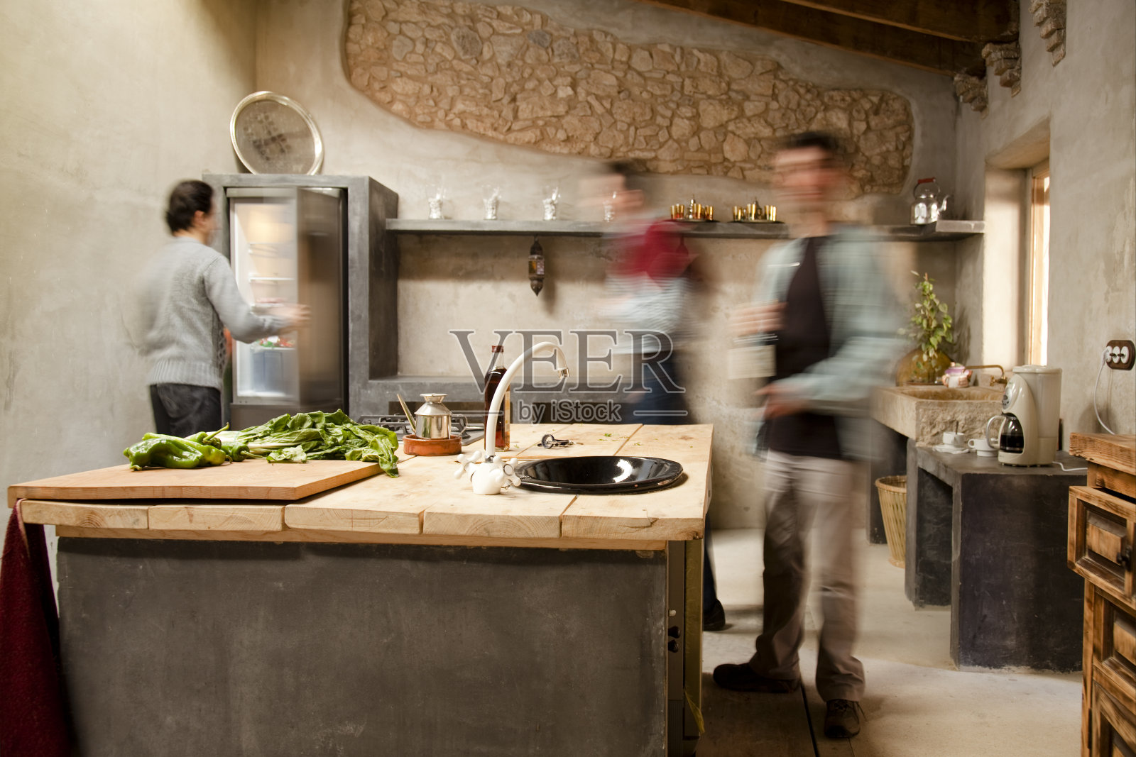 在厨房工作的朋友。照片摄影图片