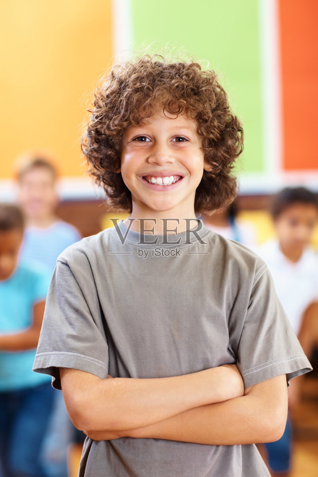 可爱的小男生双手合十照片摄影图片