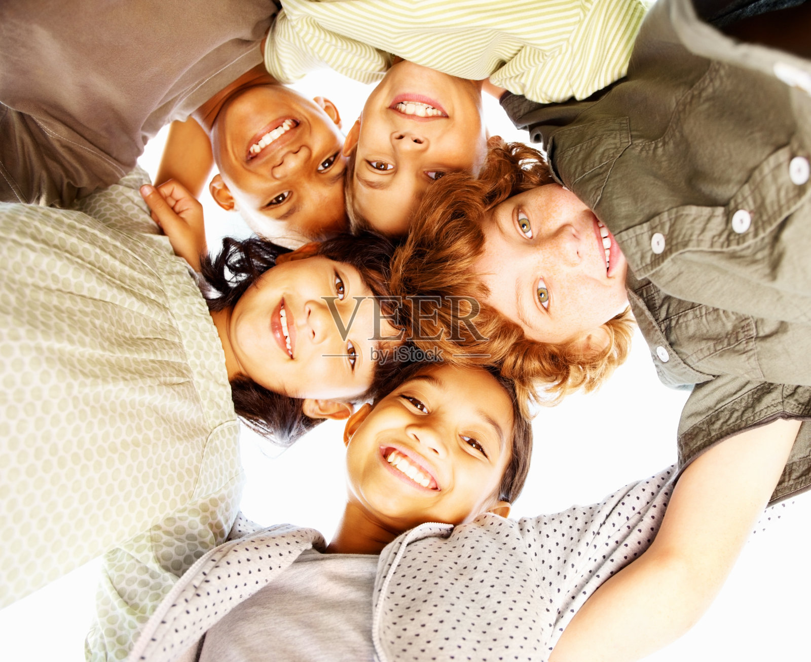 五个孩子挤在一起对着镜头微笑照片摄影图片