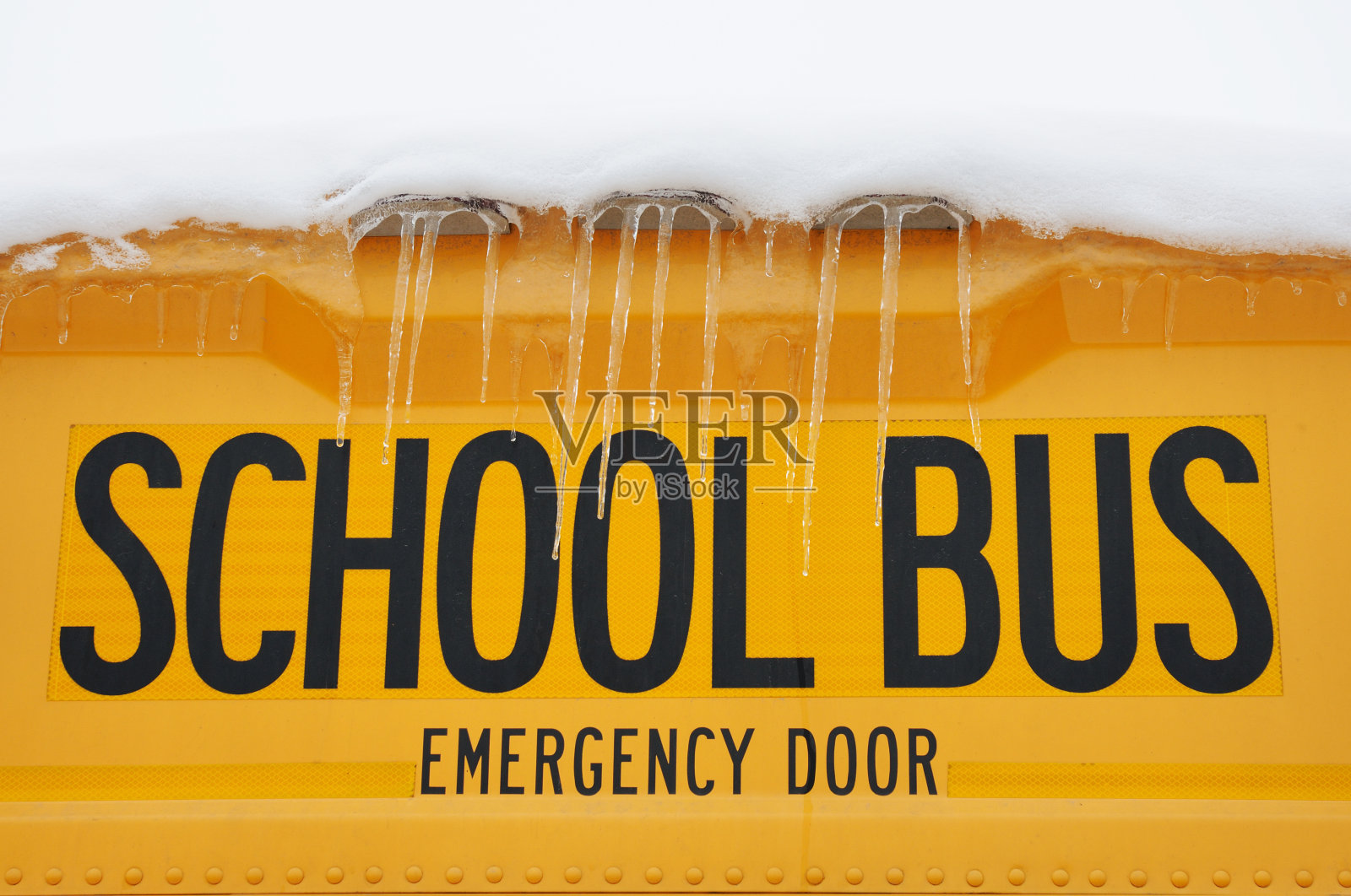 暴风雪过后，校车被冰雪覆盖照片摄影图片