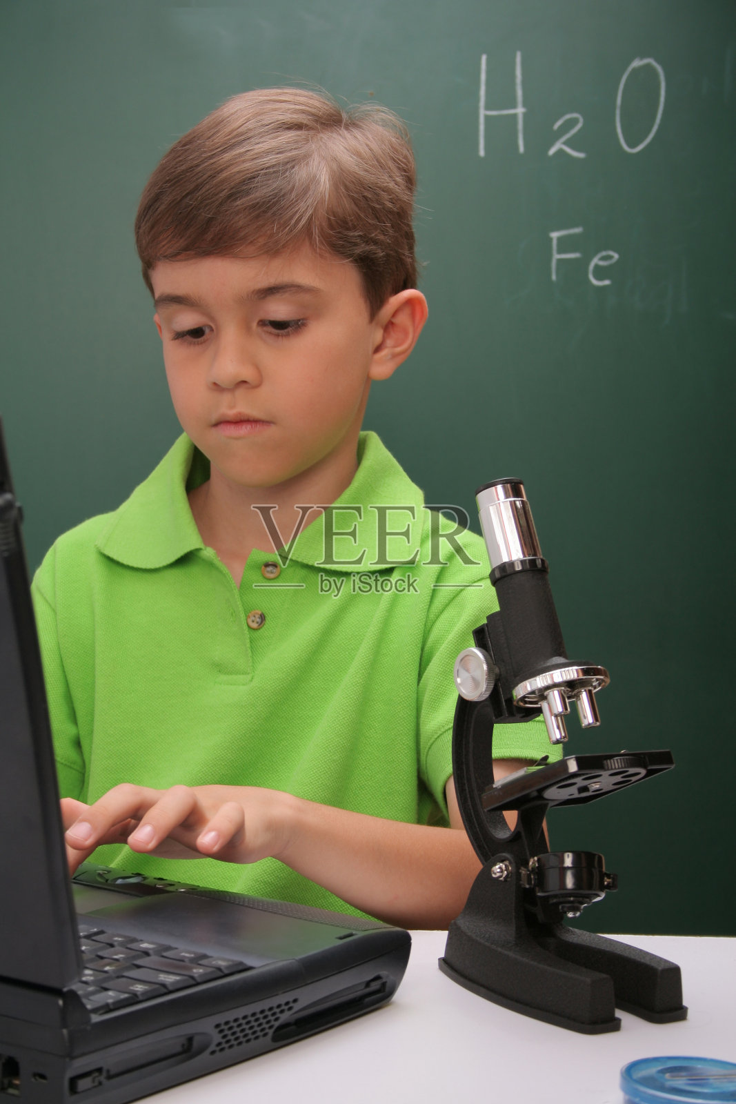 小学生学习科学照片摄影图片