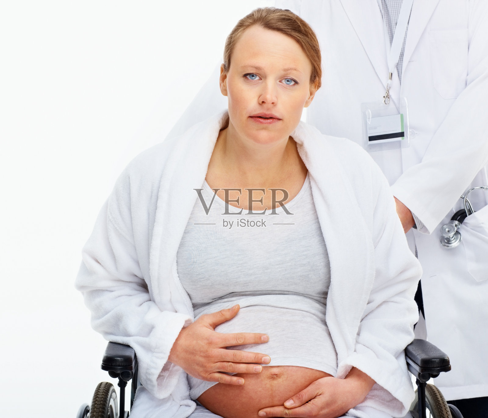 精疲力竭的孕妇靠在轮椅上照片摄影图片