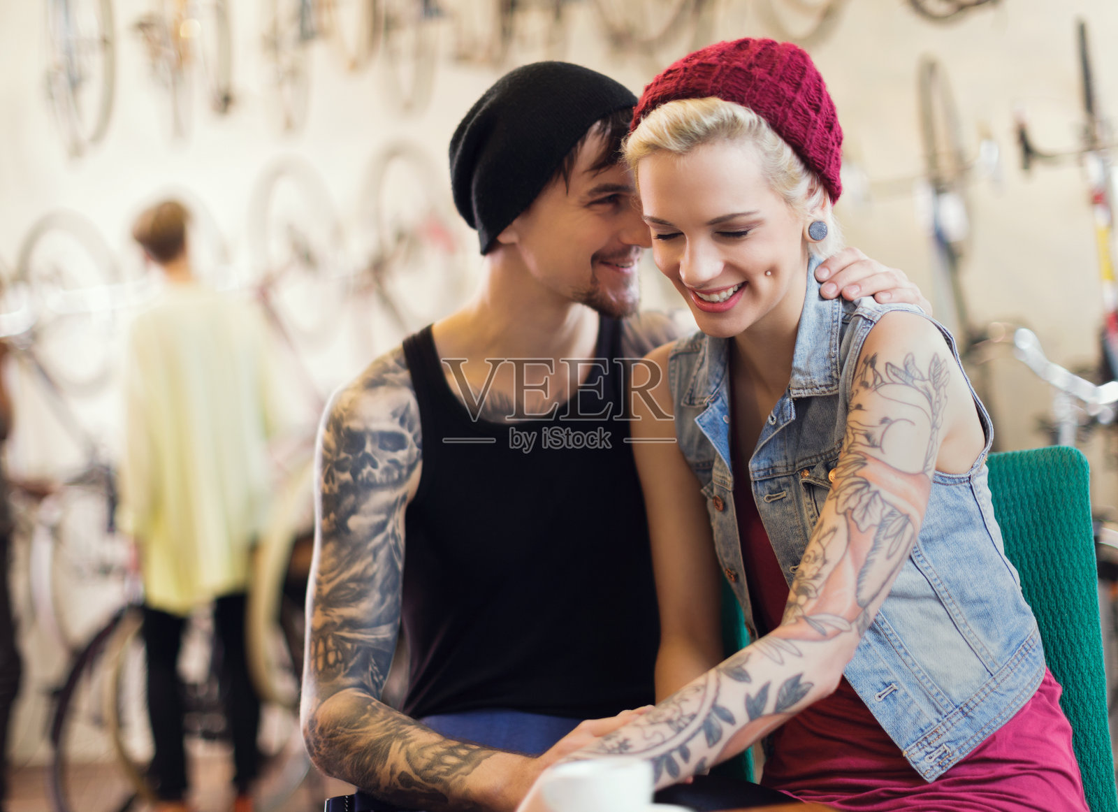 古董自行车商店的老板照片摄影图片