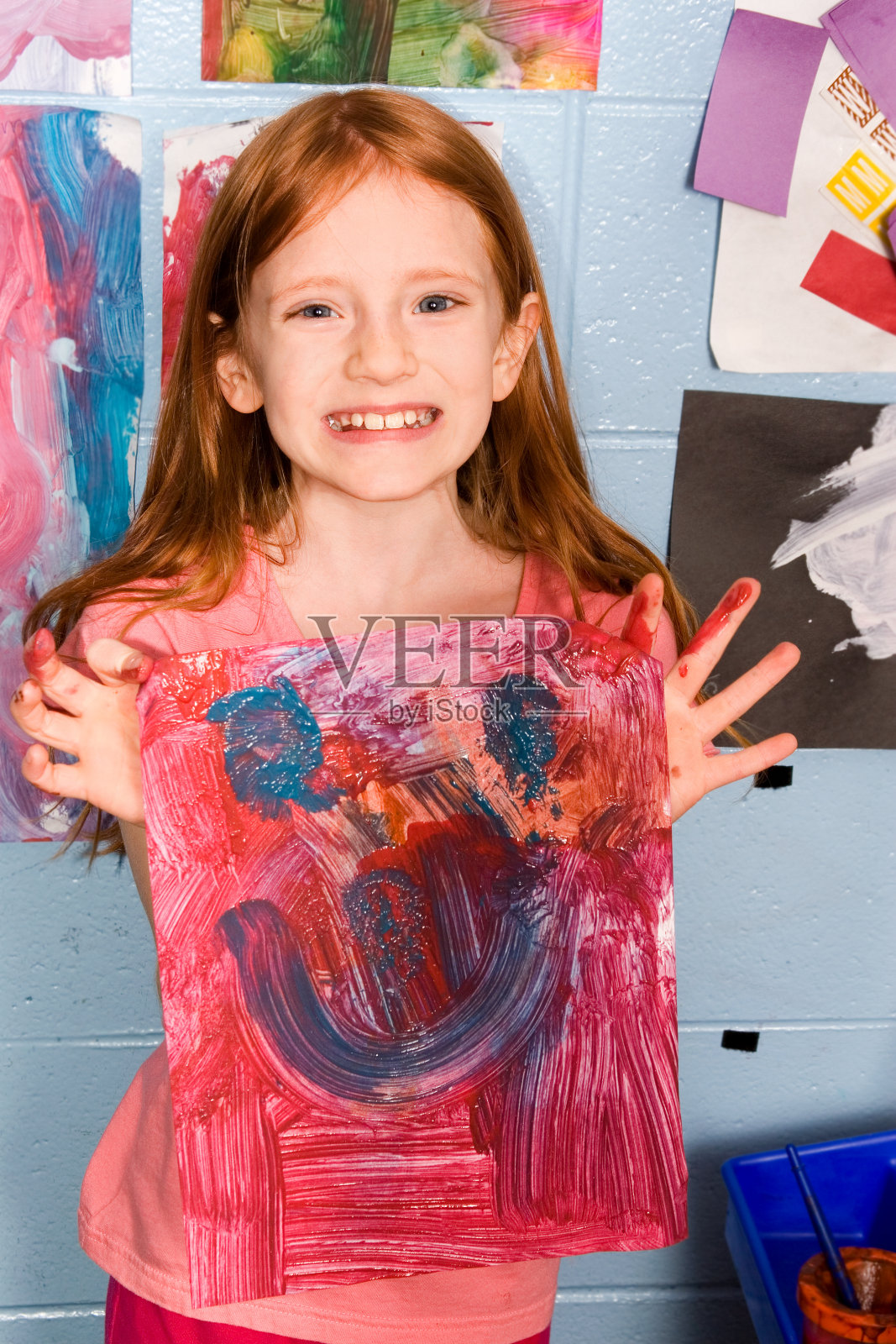 女孩抱着快乐的画照片摄影图片