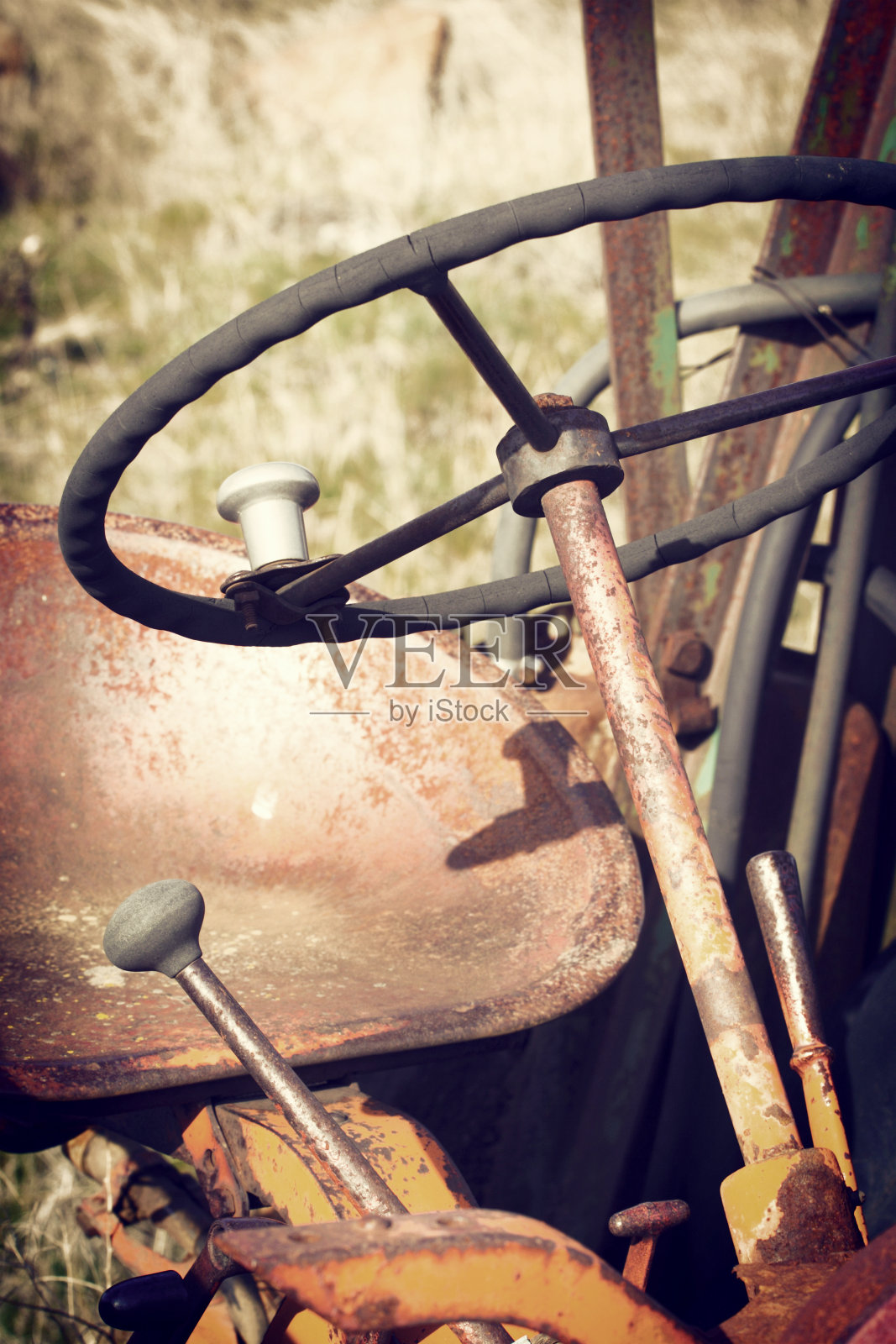 生锈的旧拖拉机照片摄影图片