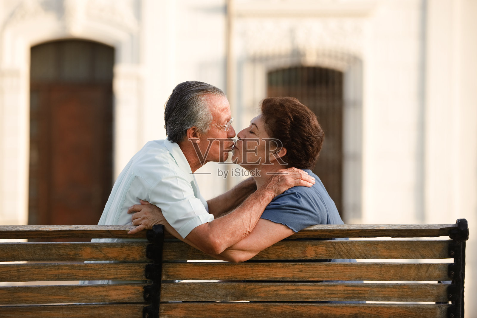 恋爱中的老夫妻照片摄影图片