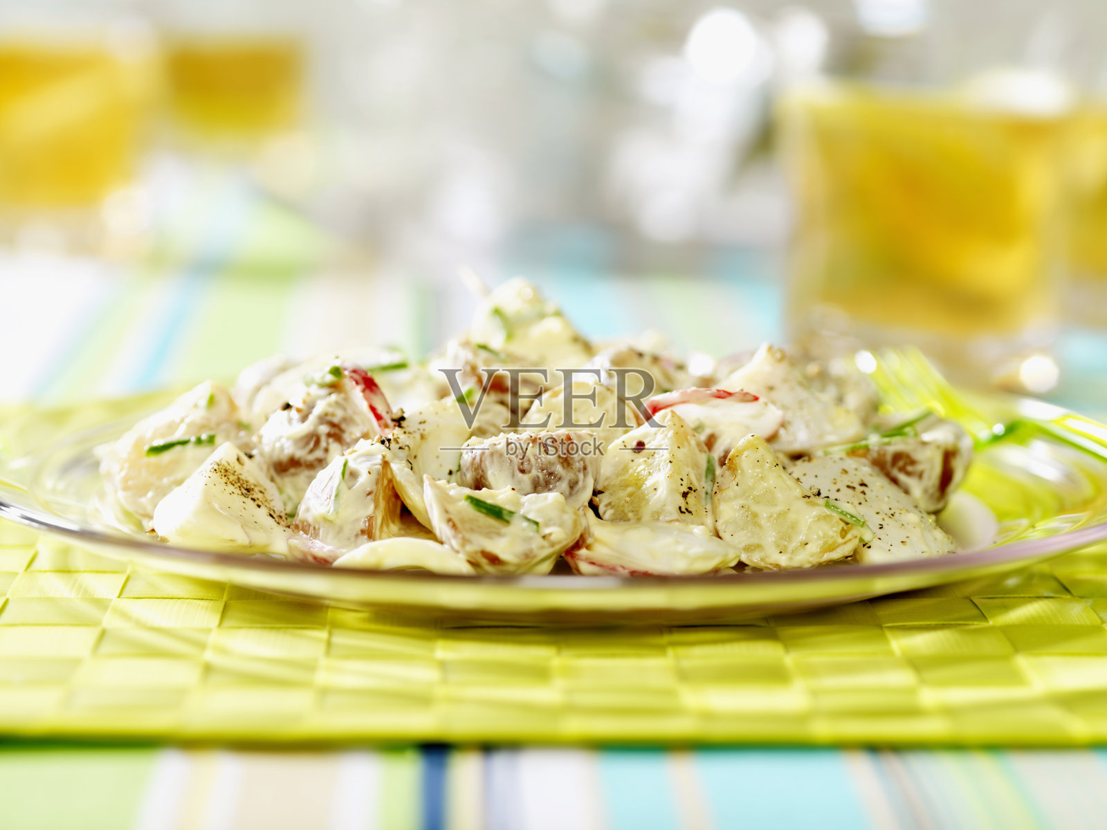 野餐时的土豆沙拉照片摄影图片