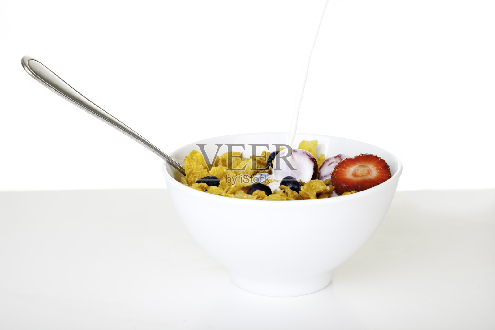 早餐谷物，水果，草莓，蓝莓，牛奶照片摄影图片