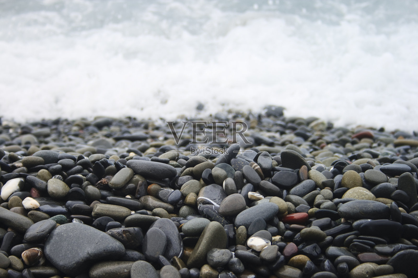 海滩上光滑的岩石照片摄影图片