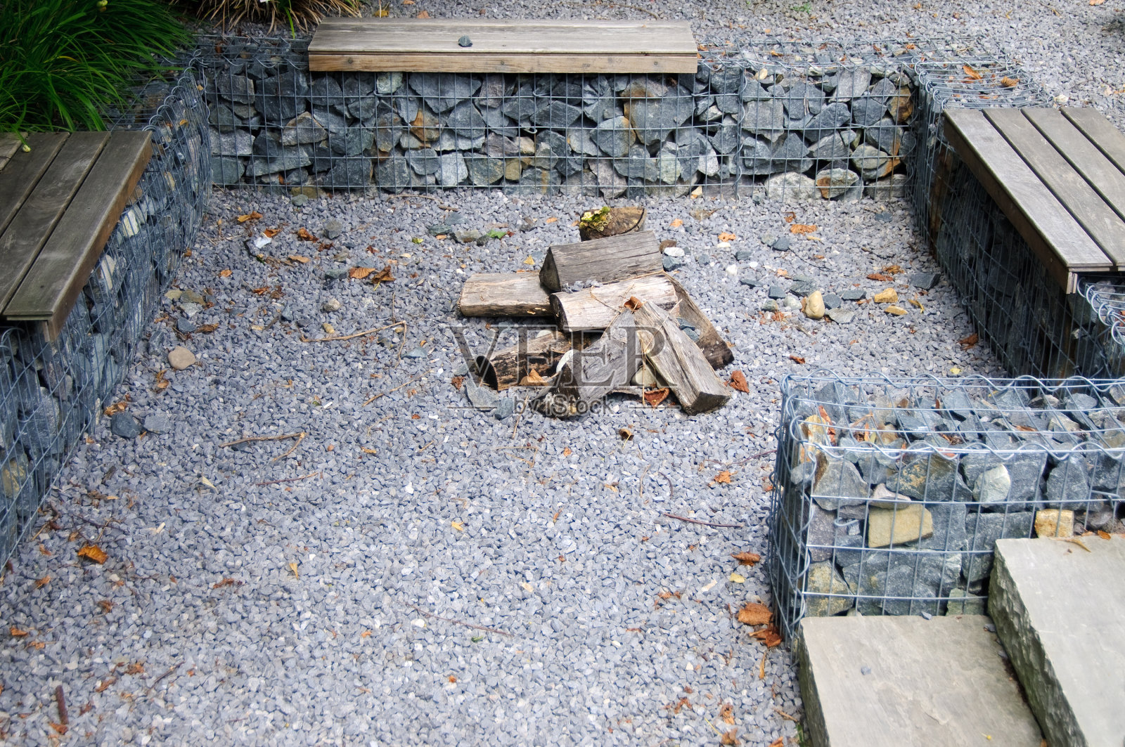 现代花园中的壁炉照片摄影图片