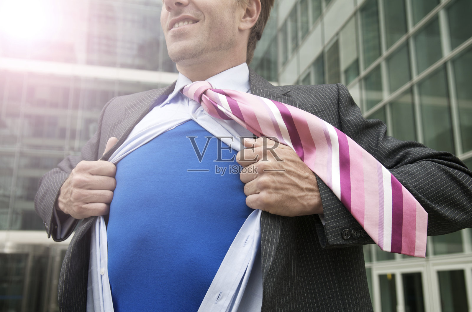 超级英雄商人站在办公楼外照片摄影图片