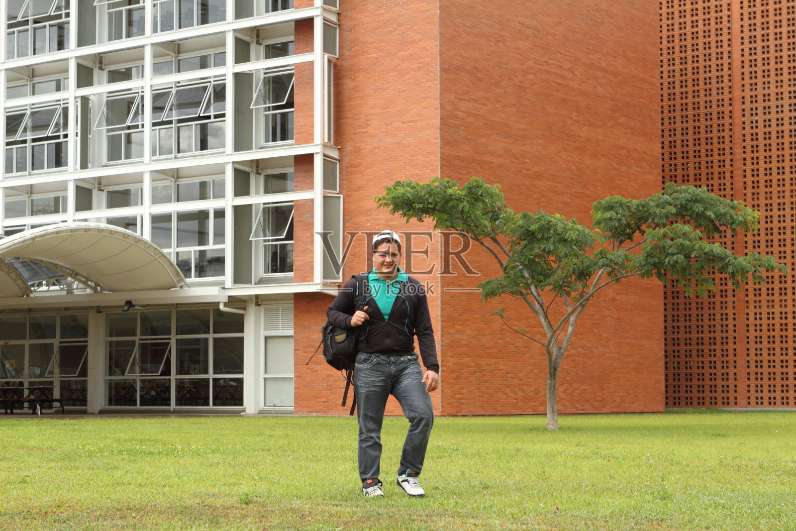 校园漫步的学生照片摄影图片