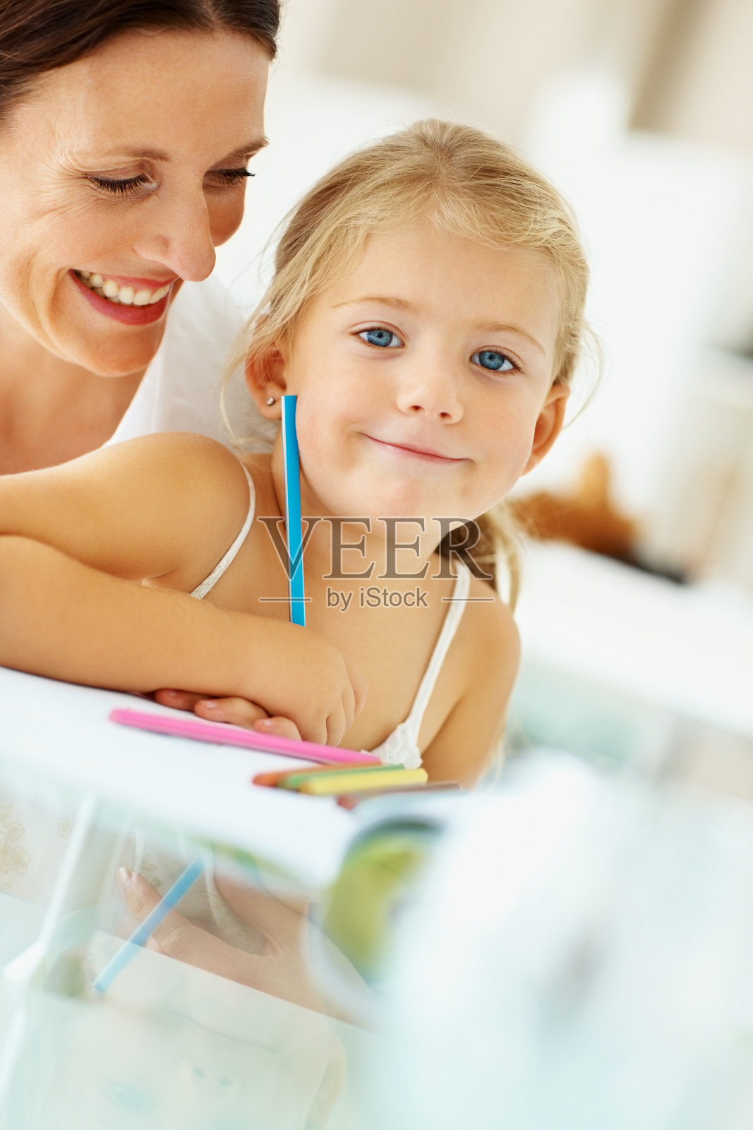 母亲帮助女儿学习照片摄影图片