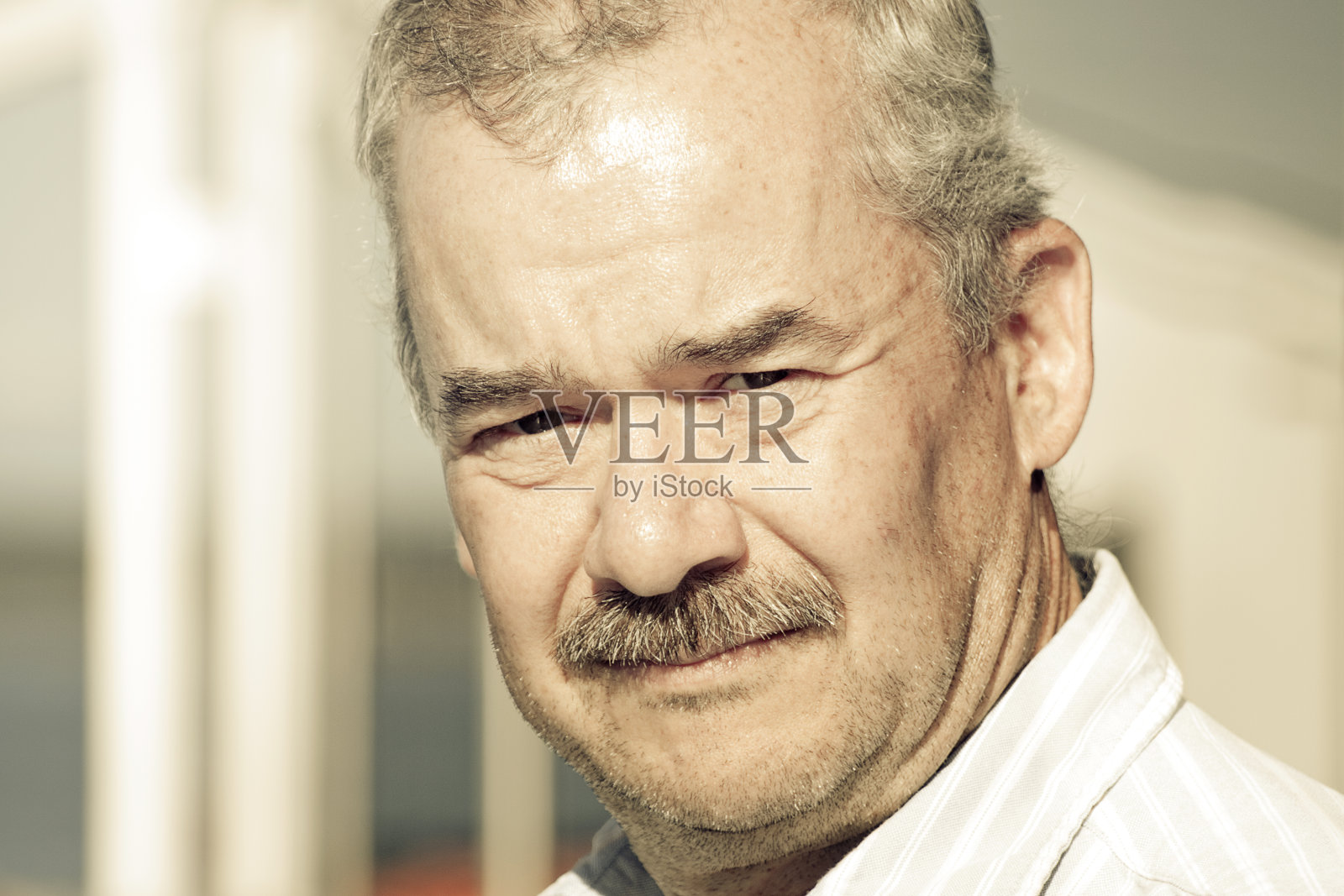 严肃的老人照片摄影图片