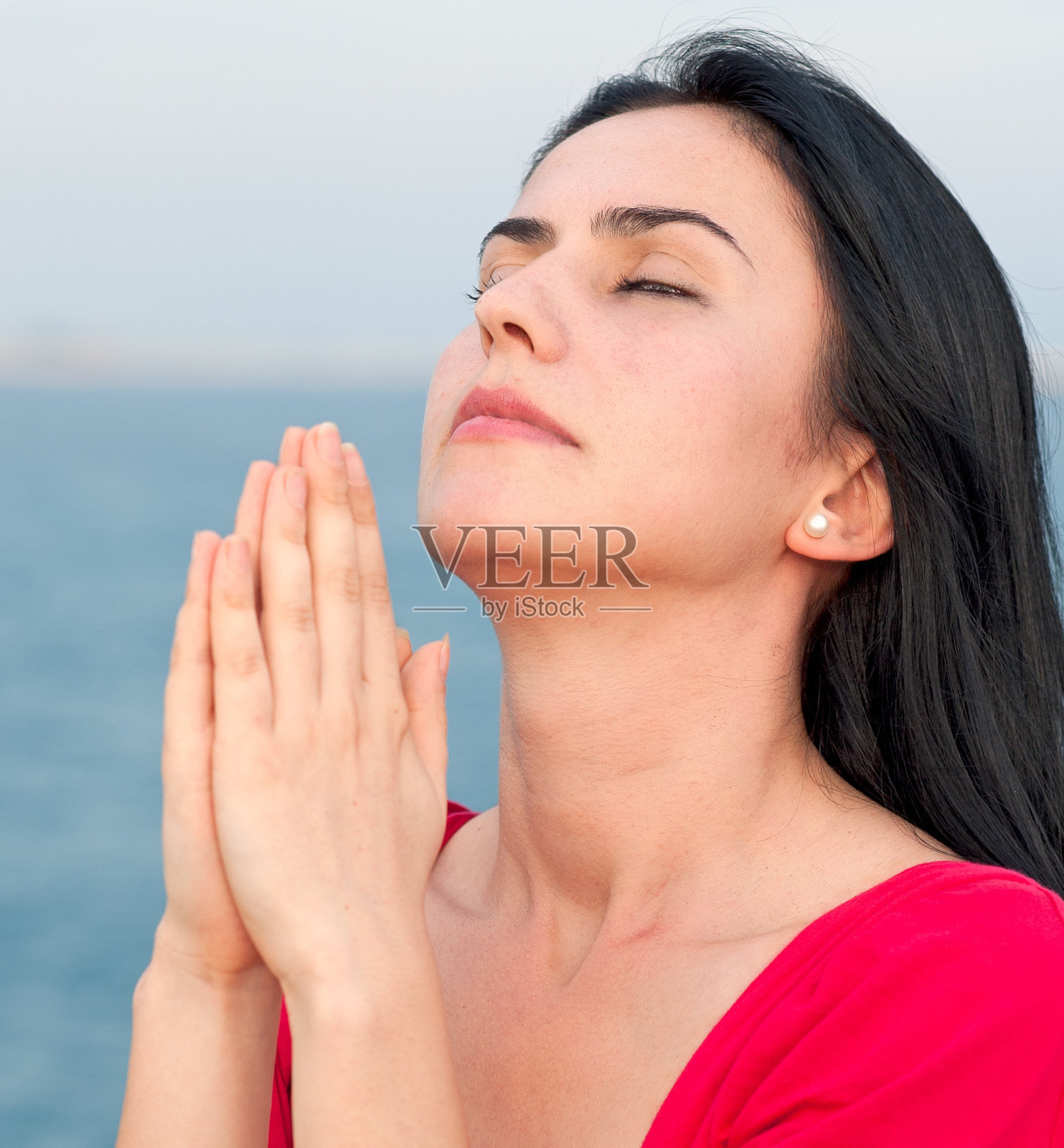 闭眼冥想照片摄影图片